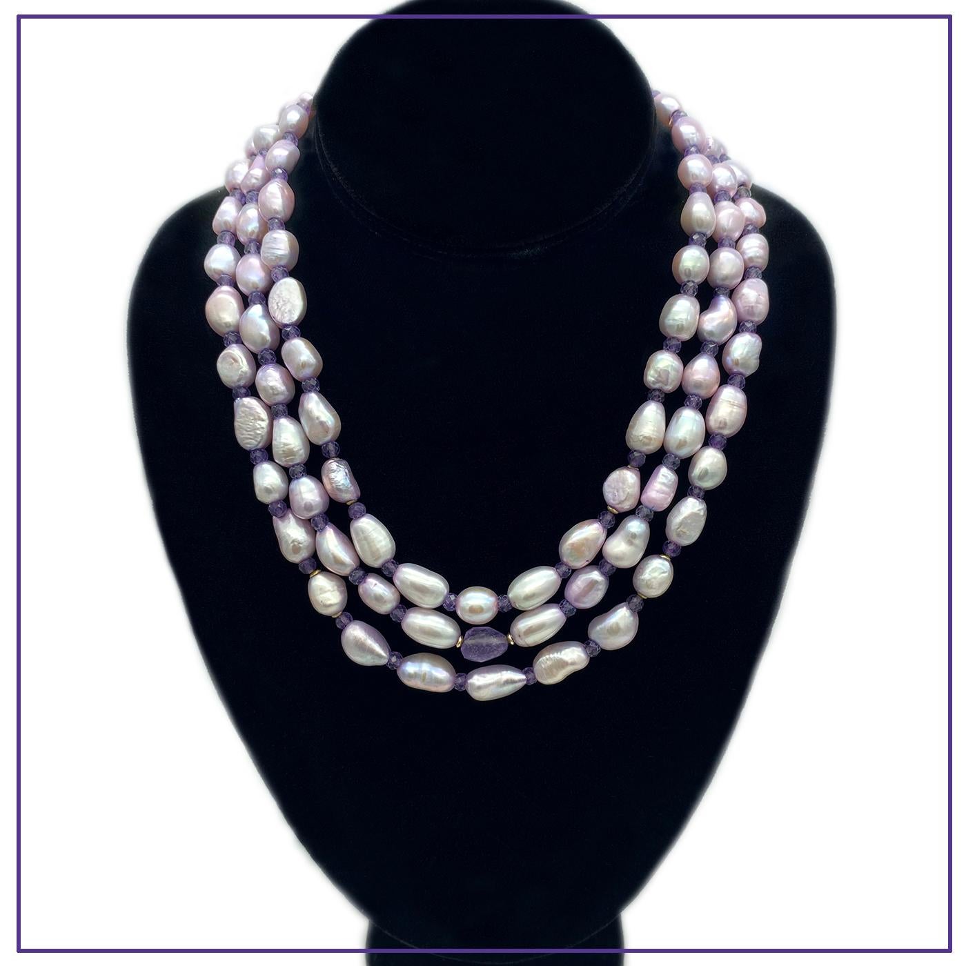 Questa è una collana a tre fili di perle barocche naturali e ametista. L'abbiamo creato con perle tinte color lavanda di 15 mm e ametiste rotonde sfaccettate di 4 mm come distanziatori e l'abbiamo arricchito con una pepita di ametista di 12 mm. Una