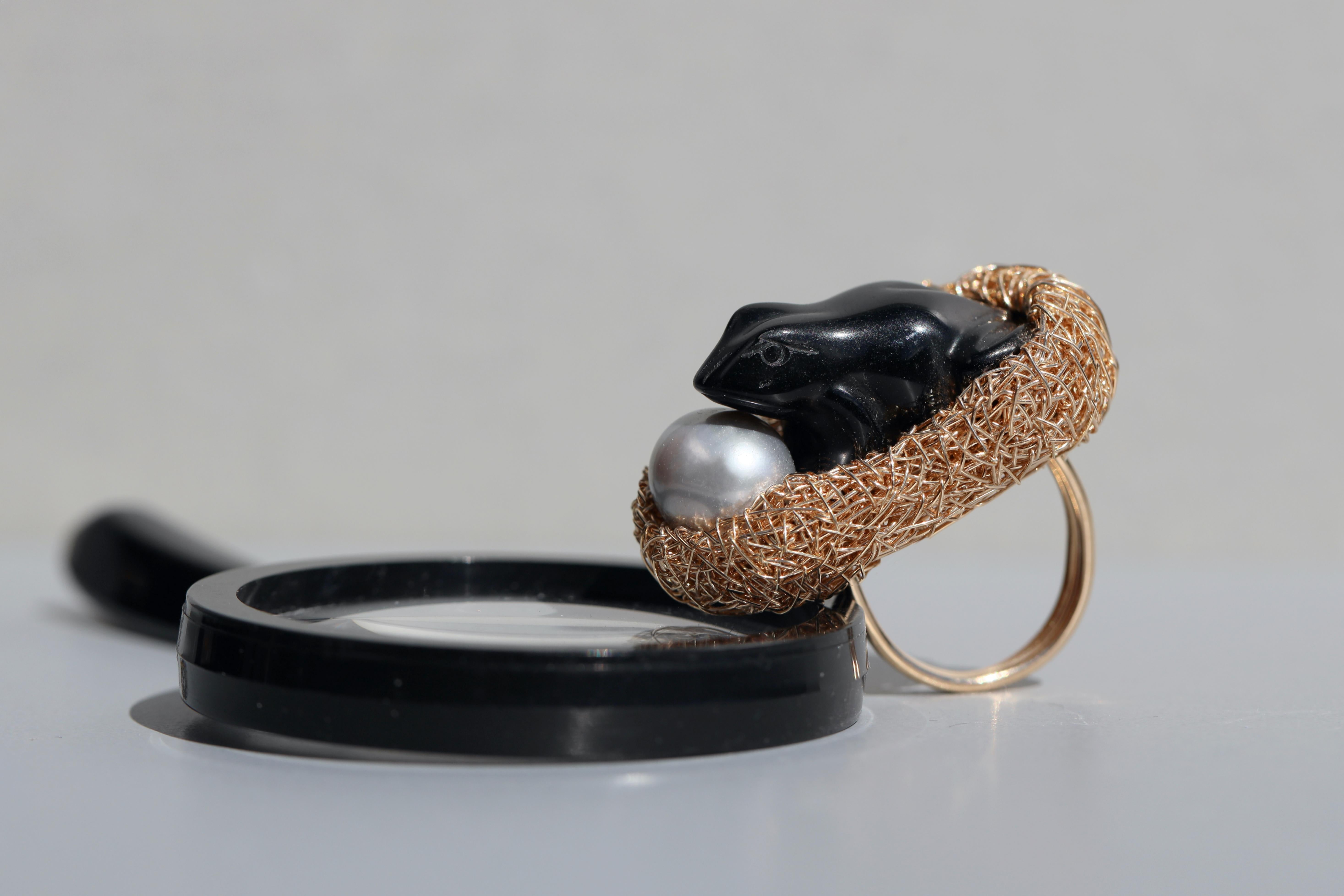 Pearl and Black Agate Frog ring, in 14k Gold F One-Off by the artist For Sale 8
