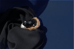 Bague grenouille en perles et agate noire, en or 14 carats, exemplaire unique de l'artiste