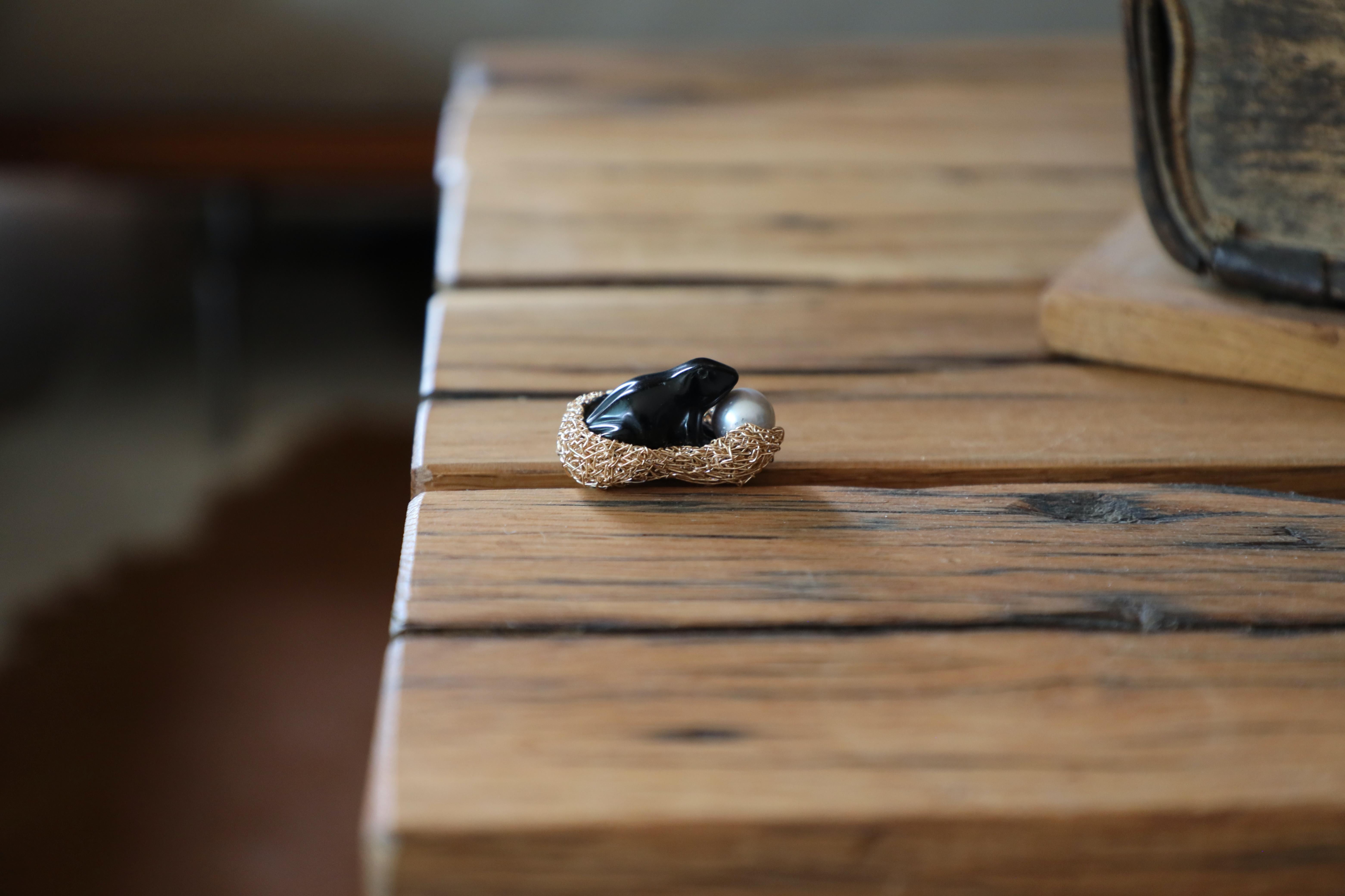 Pearl and Black Agate Frog ring, in 14k Gold F One-Off by the artist In New Condition For Sale In Engelberg, CH