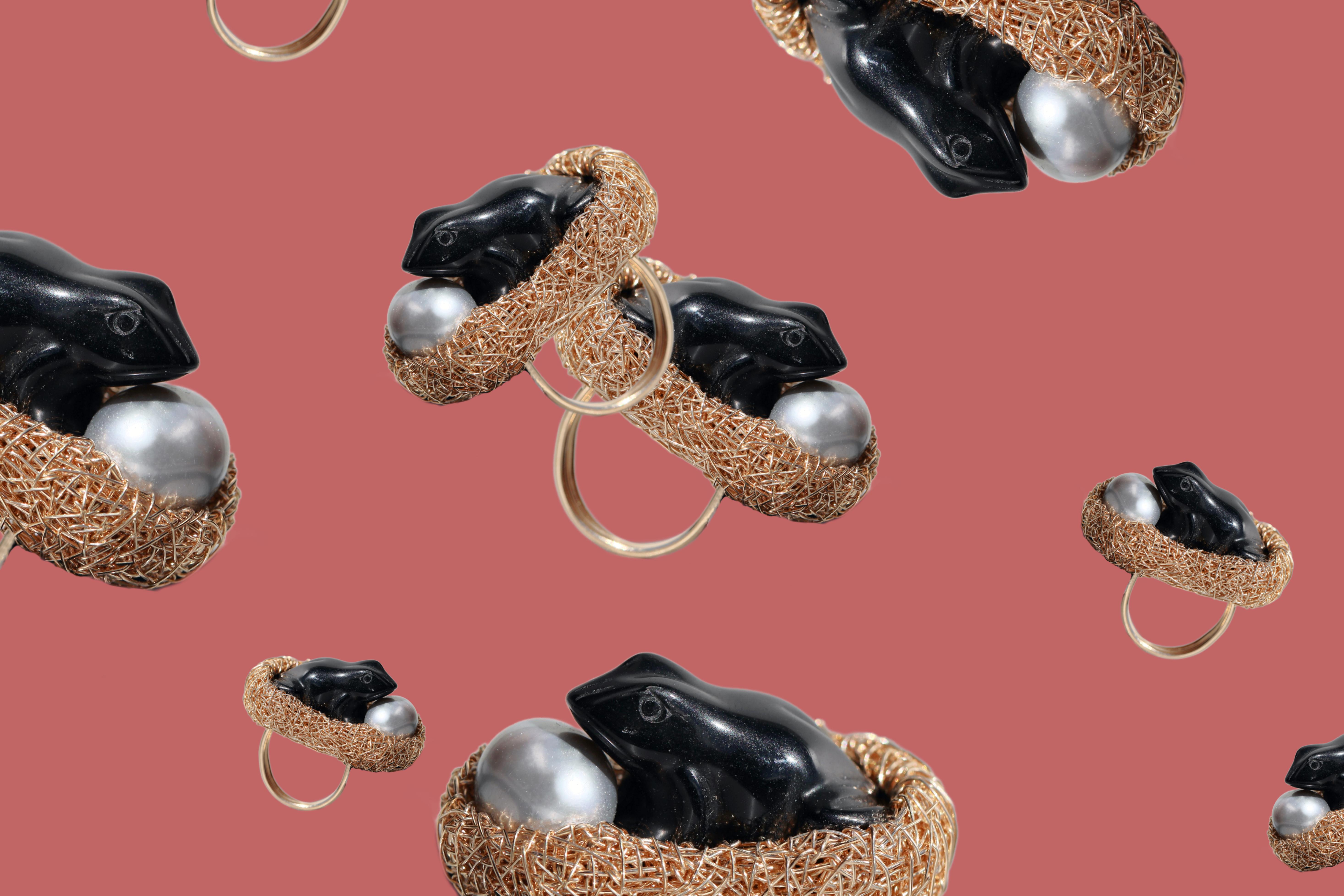 Pearl and Black Agate Frog ring, in 14k Gold F One-Off by the artist For Sale 3
