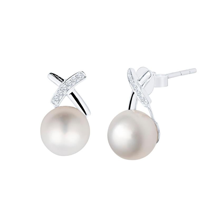 These exquisite pearl stud earrings feature 7.55mm pearls complemented by 0.46ct of dazzling diamonds, all set in luxurious 14 karat white gold.
Measurements: Length approximately 1/2