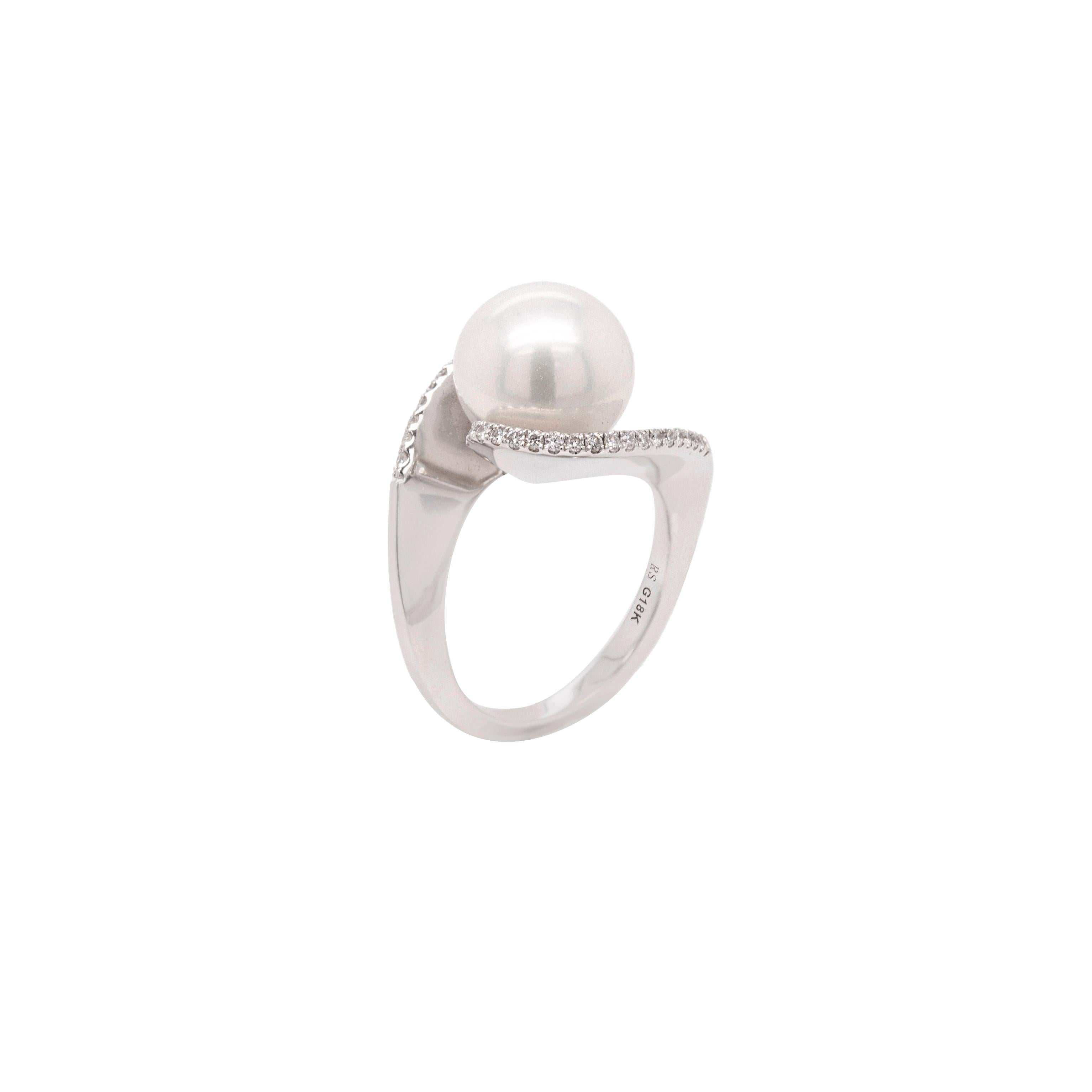 It doesn't get any more classic than the elegant and sophisticated combination of diamonds and pearls!
This charming cocktail ring, finely crafted from high polish 18 carat white gold, showcases an 11mm Southsea pearl which appears to balance atop a
