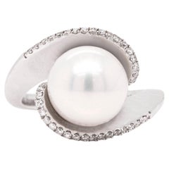 Anello cocktail incrociato con perle e diamanti in oro bianco 18 carati