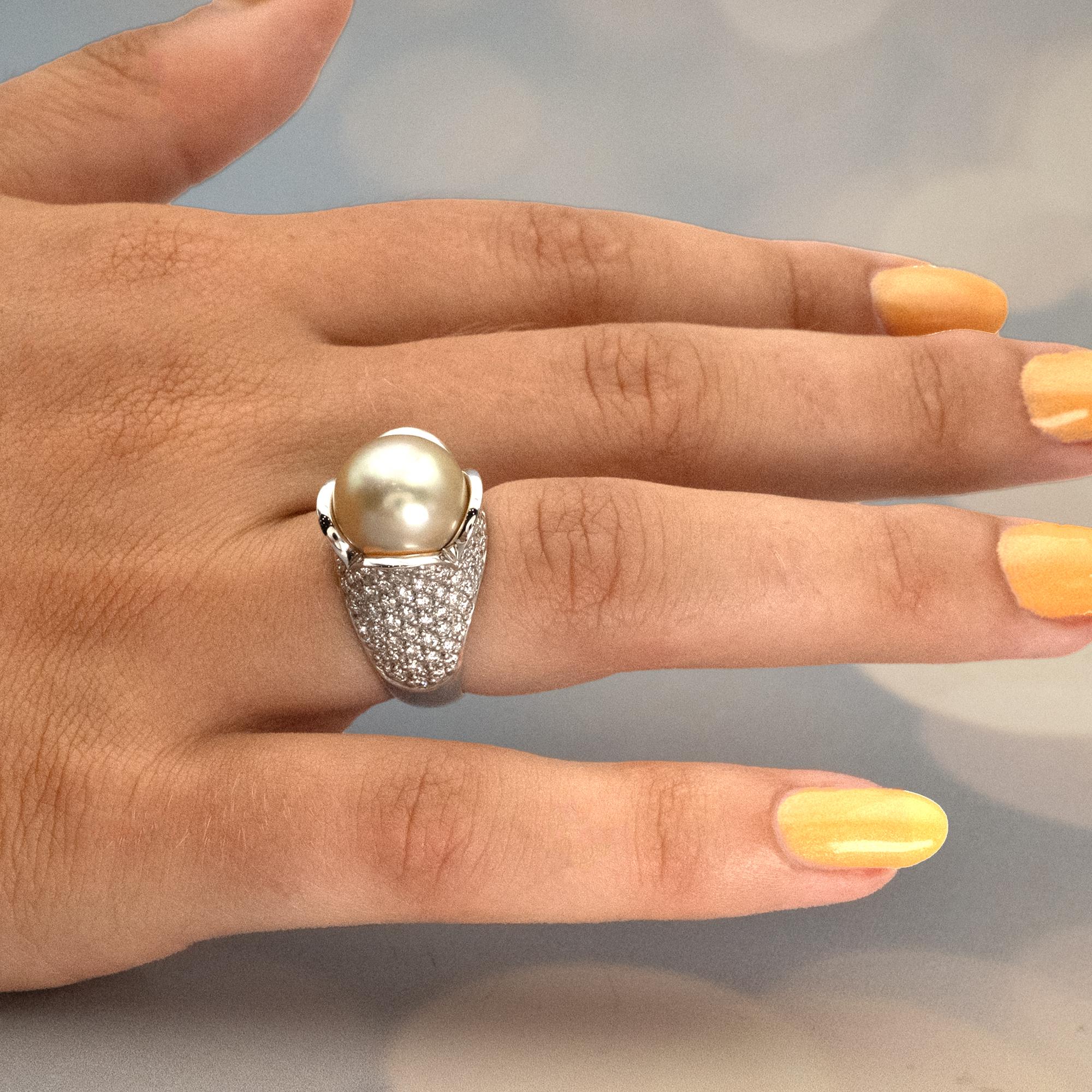 Taglio brillante Anello Cocktail con perle e diamanti in oro 18 carati in vendita