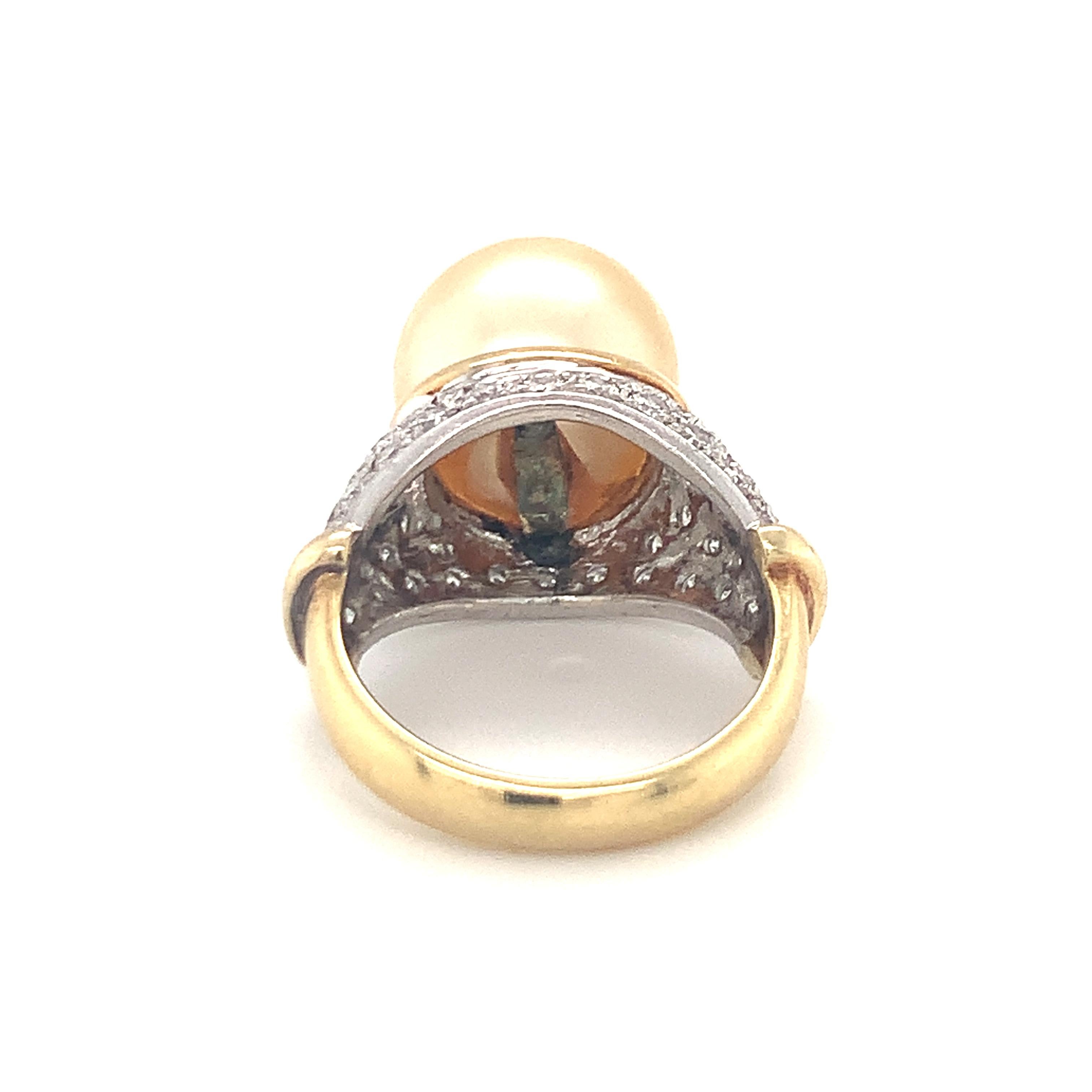 Pearl and Diamond 18K Yellow Gold Ring In Good Condition For Sale In Beverly Hills, CA