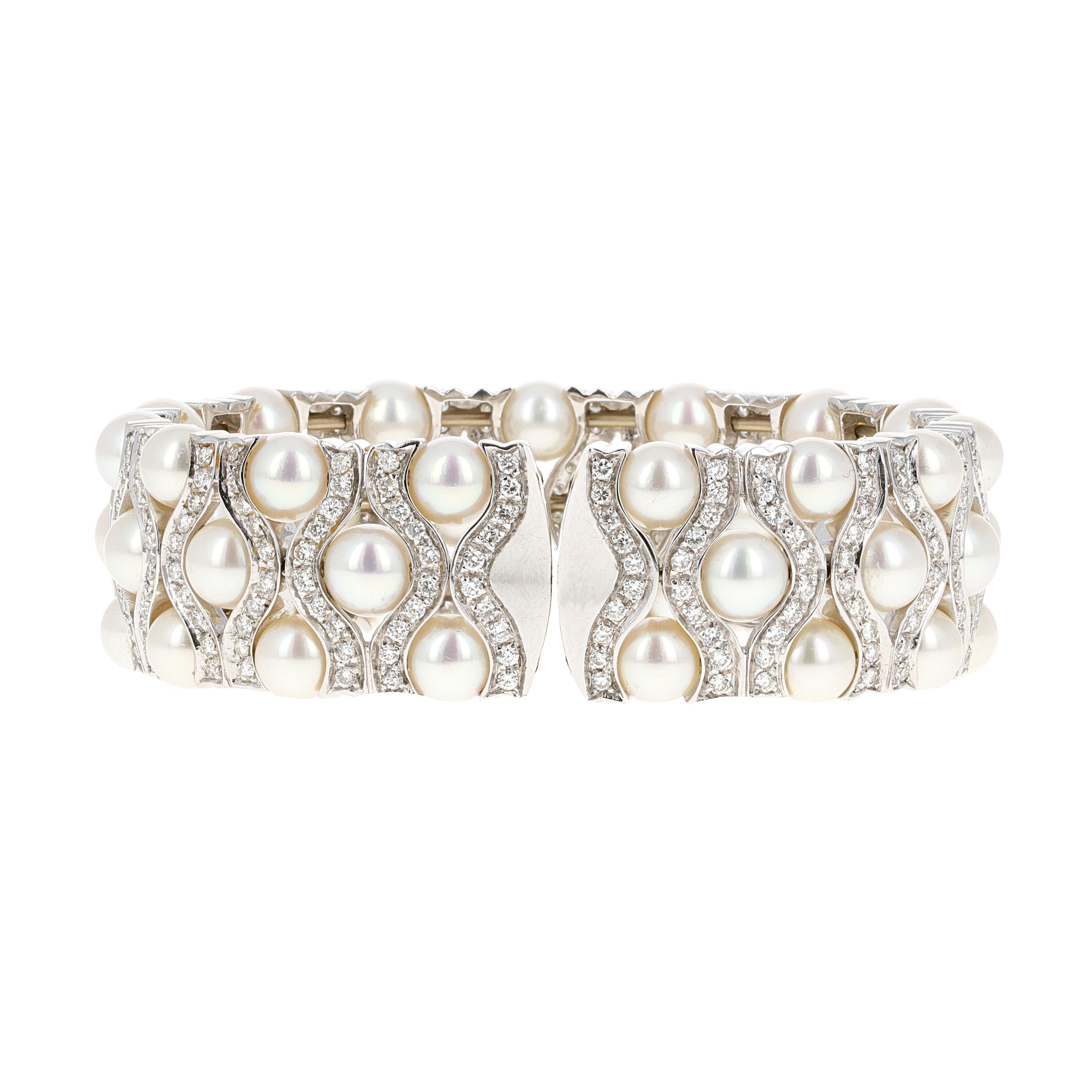Taille ronde Bracelet manchette jonc en or blanc 18 carats, perles et diamants  en vente