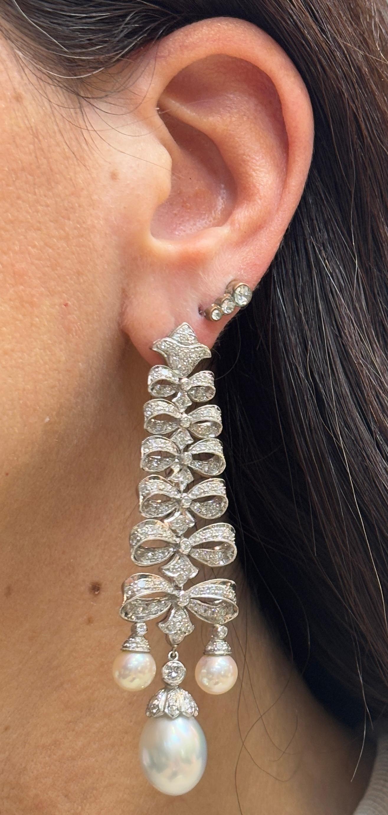 Orecchini a fiocco con perle e diamanti

Un paio di orecchini in oro bianco con motivi a fiocco incastonati di diamanti a taglio rotondo che sospendono tre perle.

Lunghezza approssimativa:  3 pollici
Tipo di schienale: Schienale a pressione
Tipo di