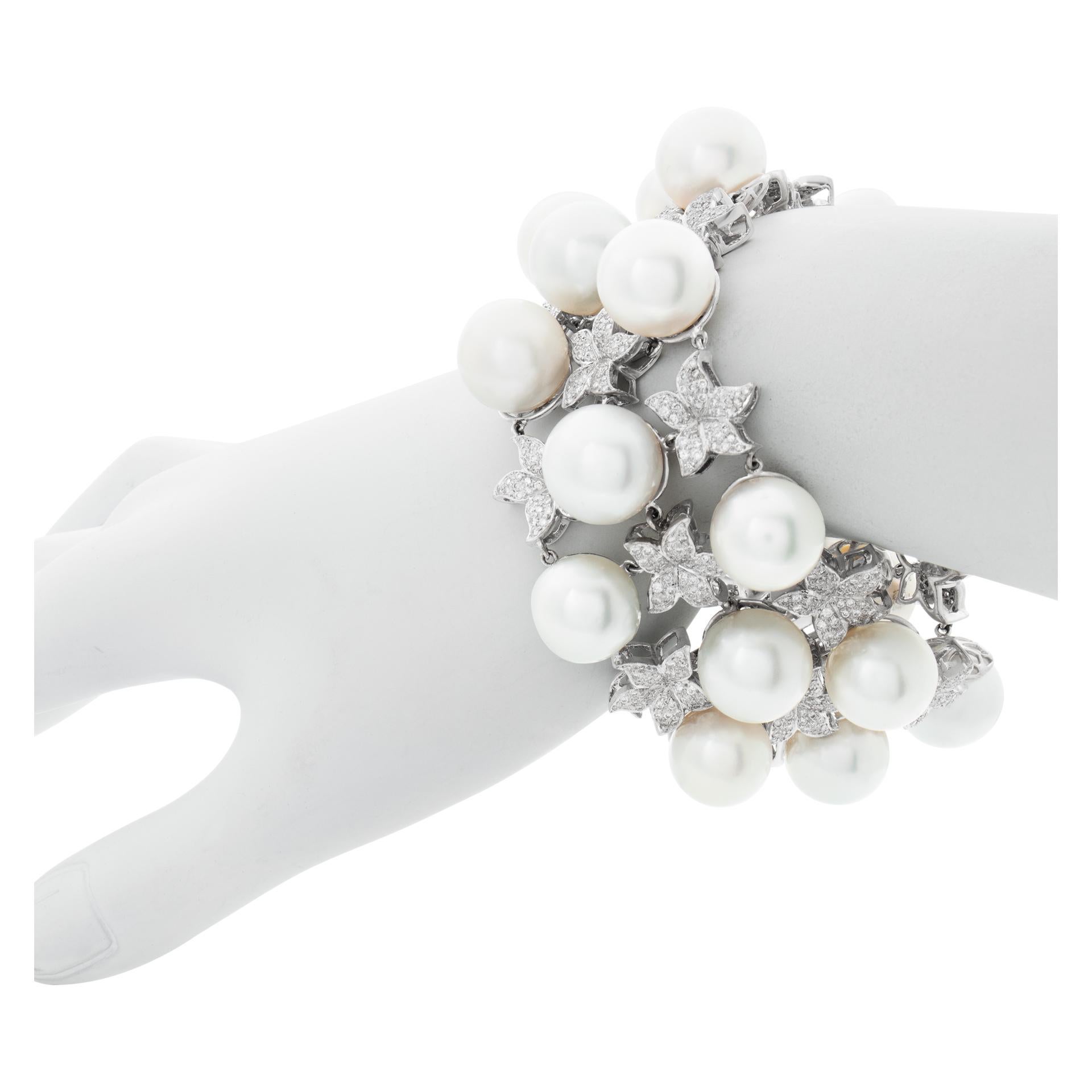 Pearl and Diamond Bracelet in 18k White Gold In Excellent Condition In Surfside, FL