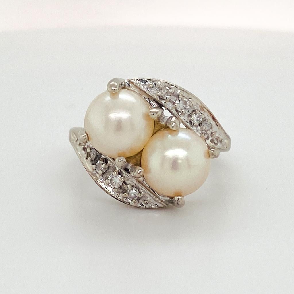 Pearl and Diamond Bypass Ring Toi et Moi in 14K White Gold Vintage Circa 1960 In Excellent Condition In Austin, TX