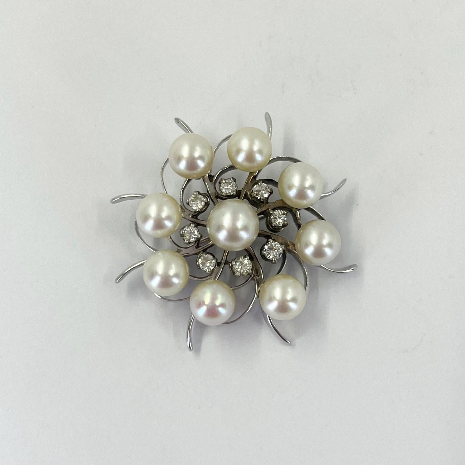 Pearl and Diamond Circle Pin in White Gold In Good Condition For Sale In Coral Gables, FL