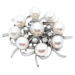 Alfiler circular de perlas y diamantes en oro blanco