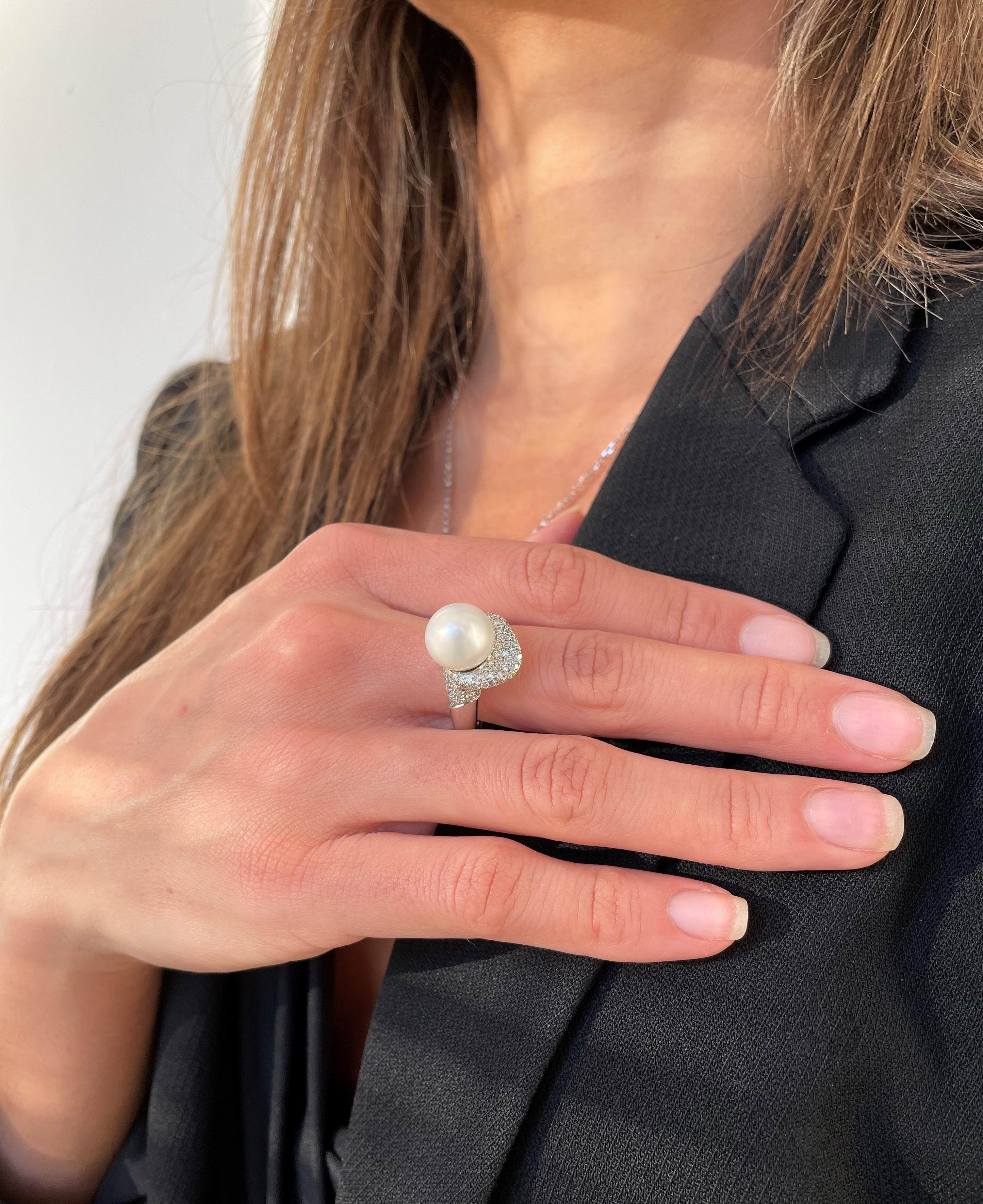 Rosior Classic Pearl and Diamond Ring set in Platinum with:
- 1 irregular South Sea pearl;
- 79 Round Cut Diamonds (G-VVS) with 0,63 ct.
Stamped by the portuguese assay office as 950 Platinum.
Stamped with Rosior hallmark.
Loyal to artisanal