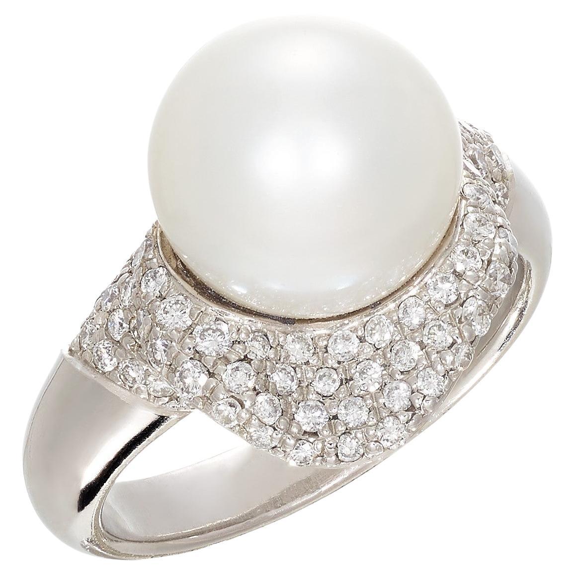 Klassischer Perlen- und Diamantring in Platin gefasst im Angebot