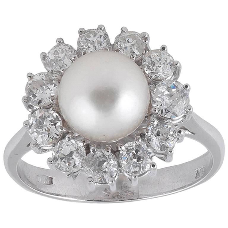 Pearl and Diamond Cluster Ring In Excellent Condition In Firenze, IT