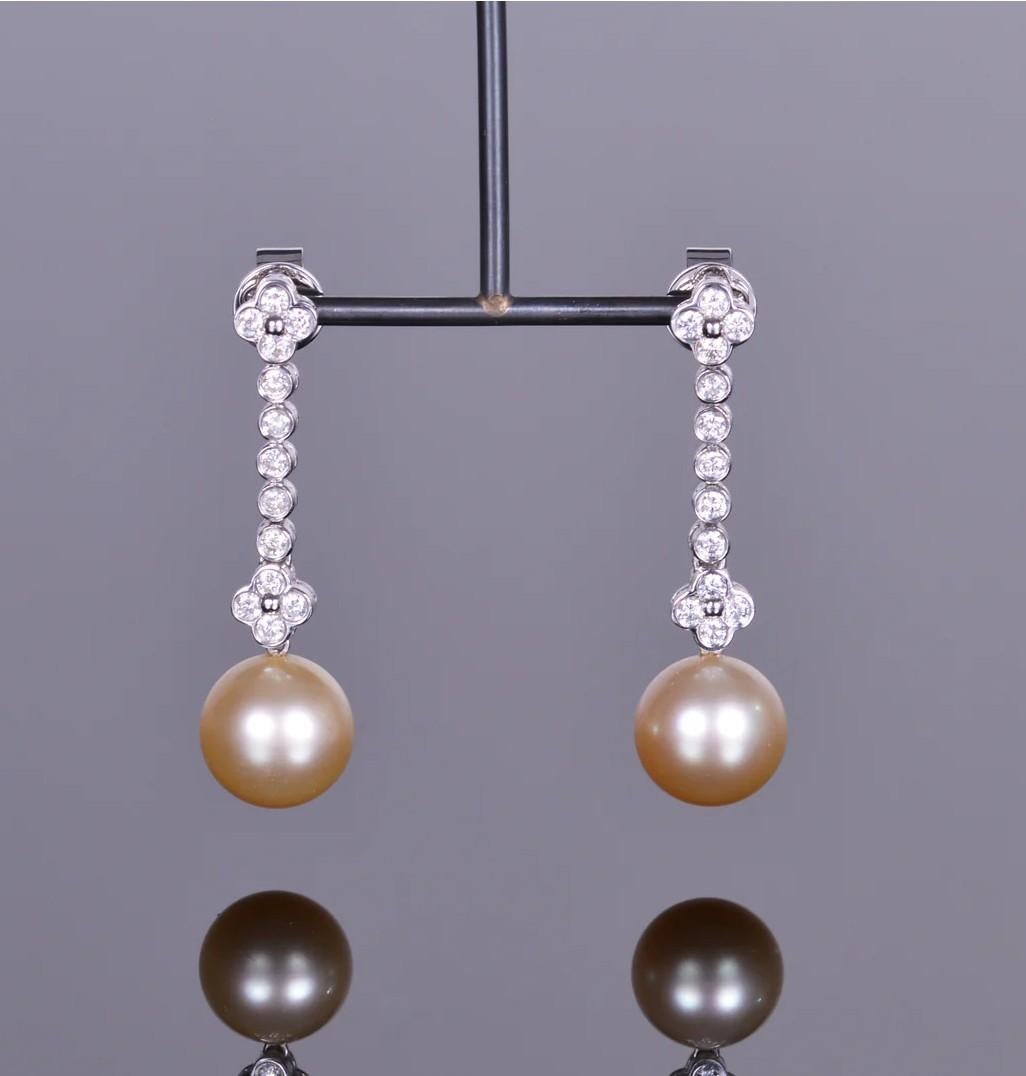 Un paio di orecchini di classe con la giusta dose di brillantezza! Con perle d'oro del mare del sud da 11 mm e .85 carati di splendidi diamanti bianchi. Il tutto incastonato con gusto in oro bianco 18 carati. 36,4 mm x 11 mm
