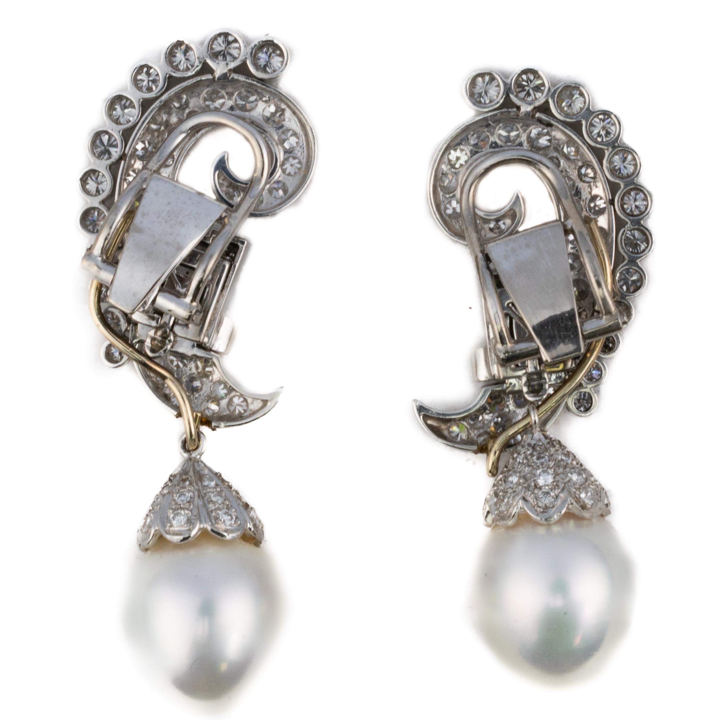 Taglio rotondo Pearl and Diamond Dangle Earrings in vendita