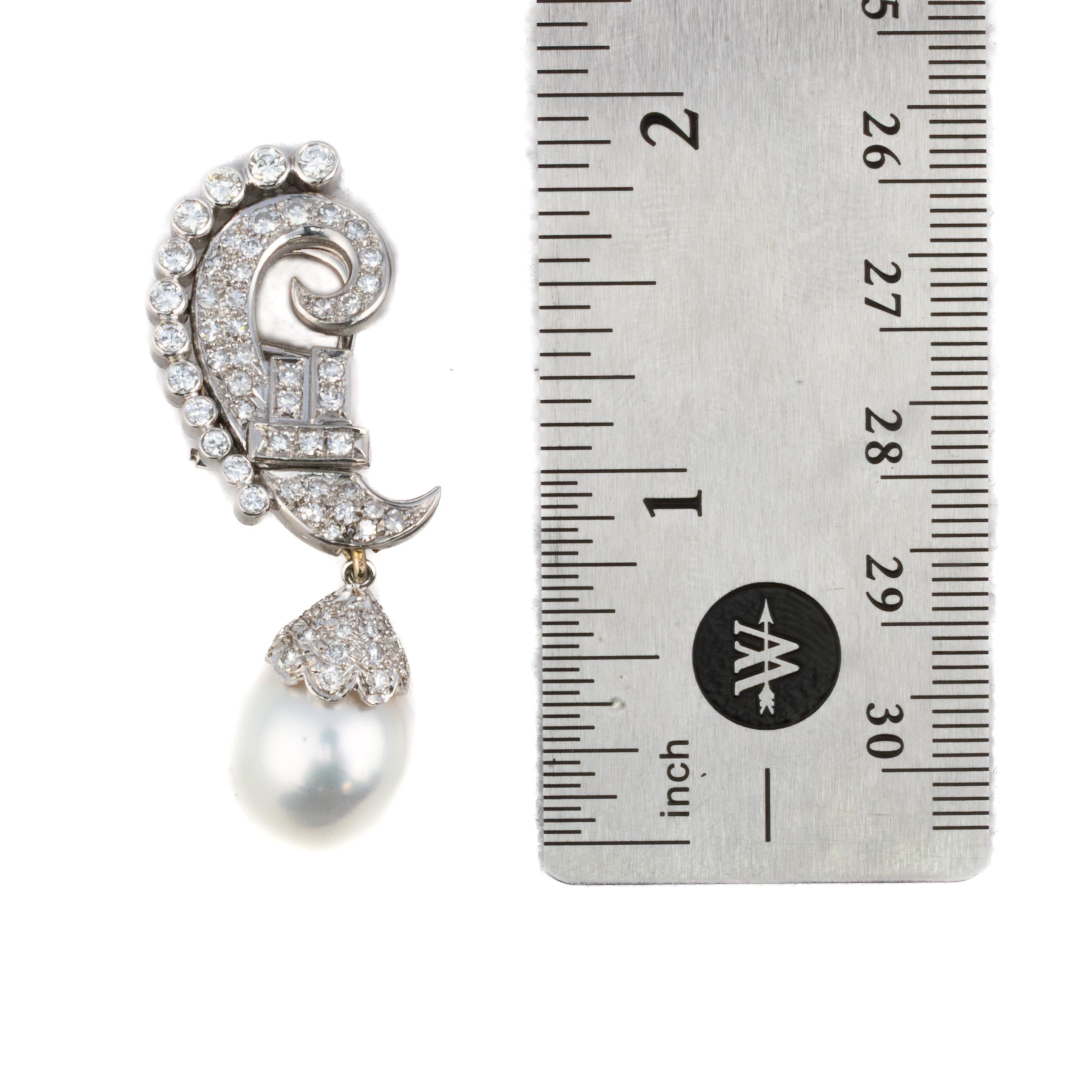 Pearl and Diamond Dangle Earrings In condizioni ottime in vendita a New York, NY