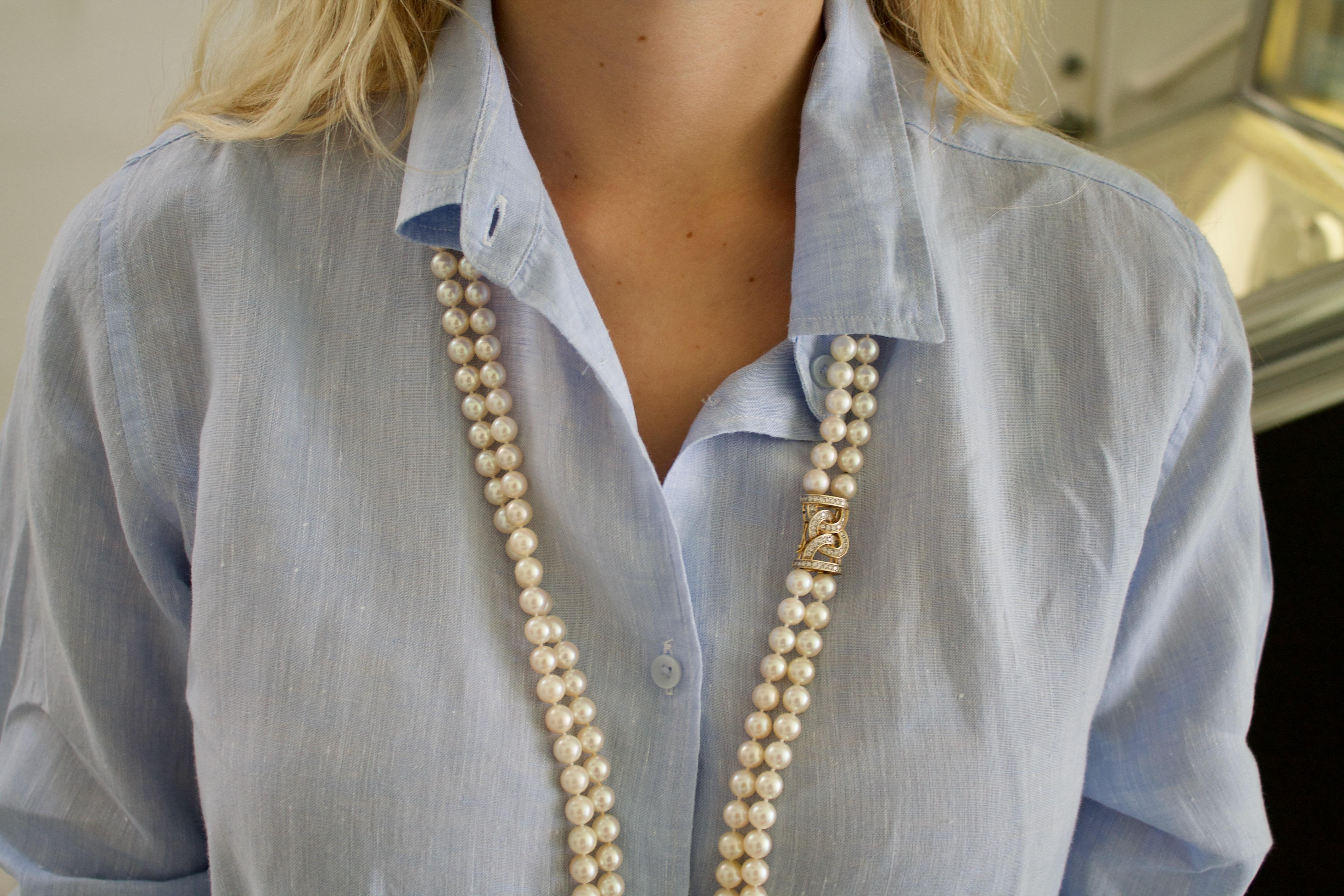 Collana con perle e diamanti a doppia lunghezza in oro giallo
Acquistato da una rinomata famiglia di Hollywood che desidera rimanere anonima.
200 Scaglie di coltura rotonde da 8 a 8,3 mm [Colore e lucentezza eccezionali].  
Cinquantacinque diamanti