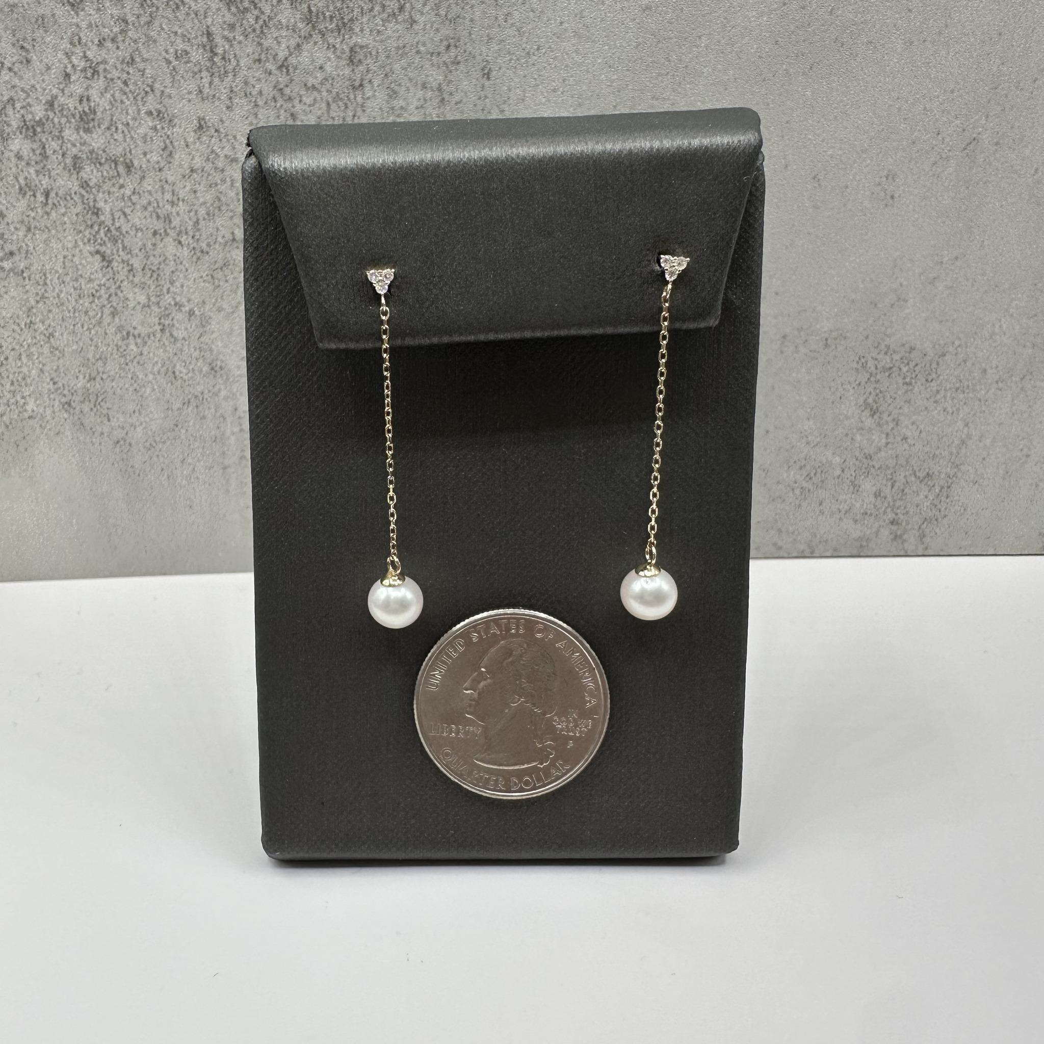 Boucles d'oreilles pendantes en or jaune 14kt avec perles et diamants - 0.08ctw, 6.6mm, New Neuf - En vente à West Hempstead, NY