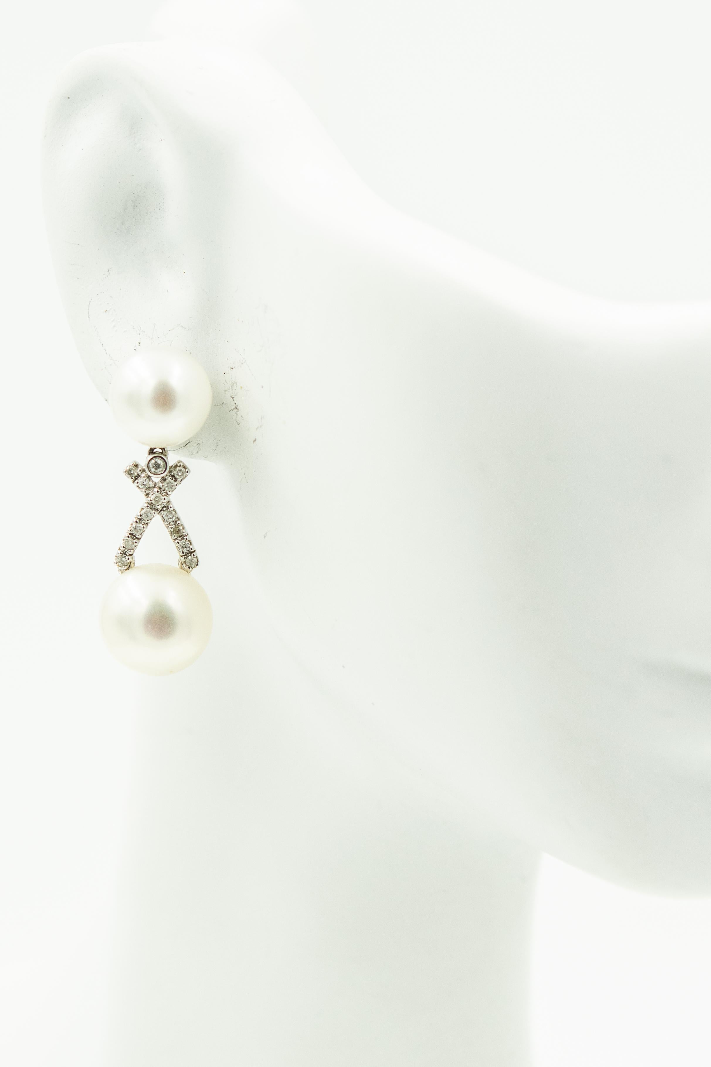 Pearl and Diamond Drop White Gold Earrings In Good Condition In Miami Beach, FL