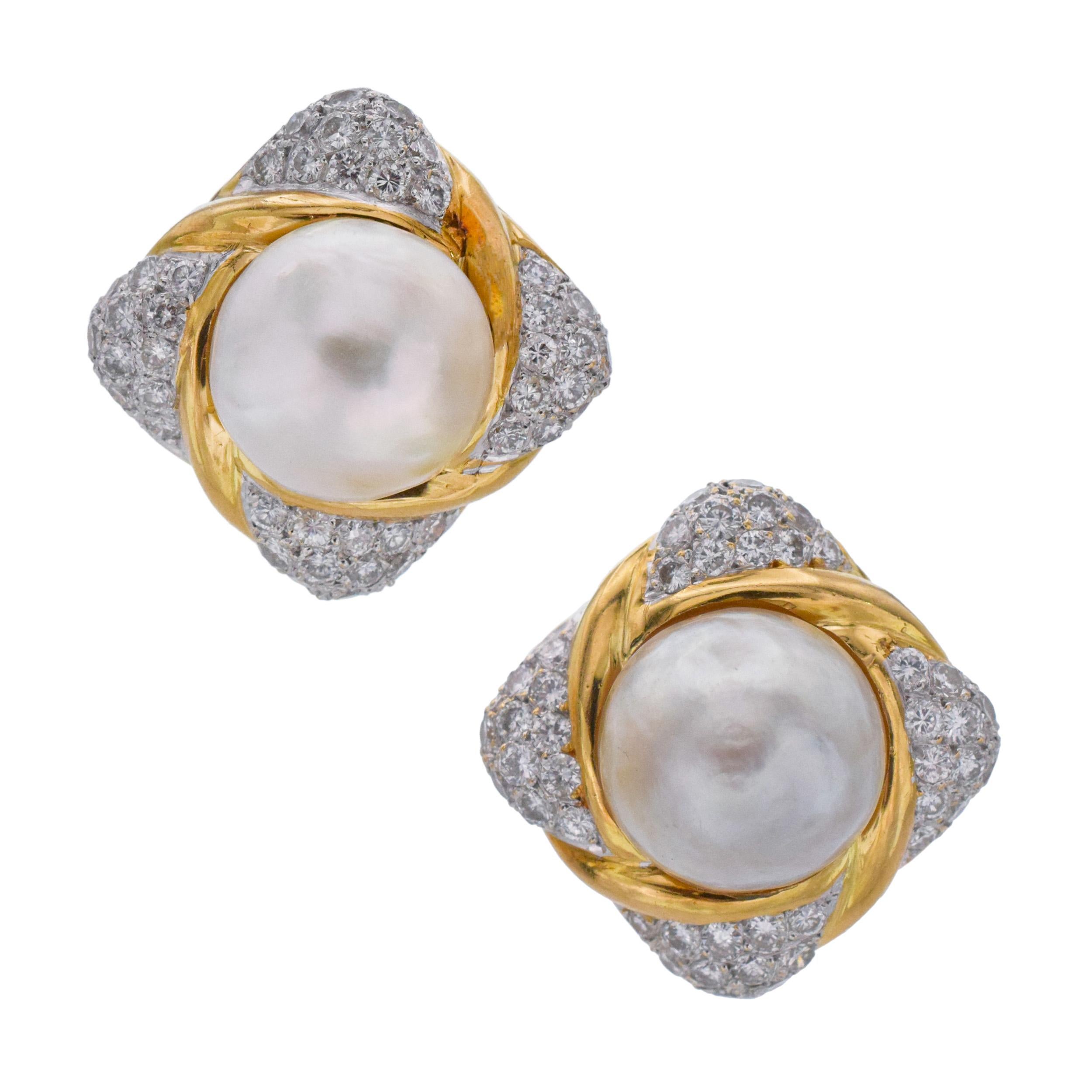 Orecchini con perle e diamanti in oro giallo e bianco 18 carati. Questi orecchini a forma di cuscino sono caratterizzati da un colore bianco.
perla al centro circondata da diamanti e oro
accenti. Con un totale di 88 diamanti rotondi taglio brillante
