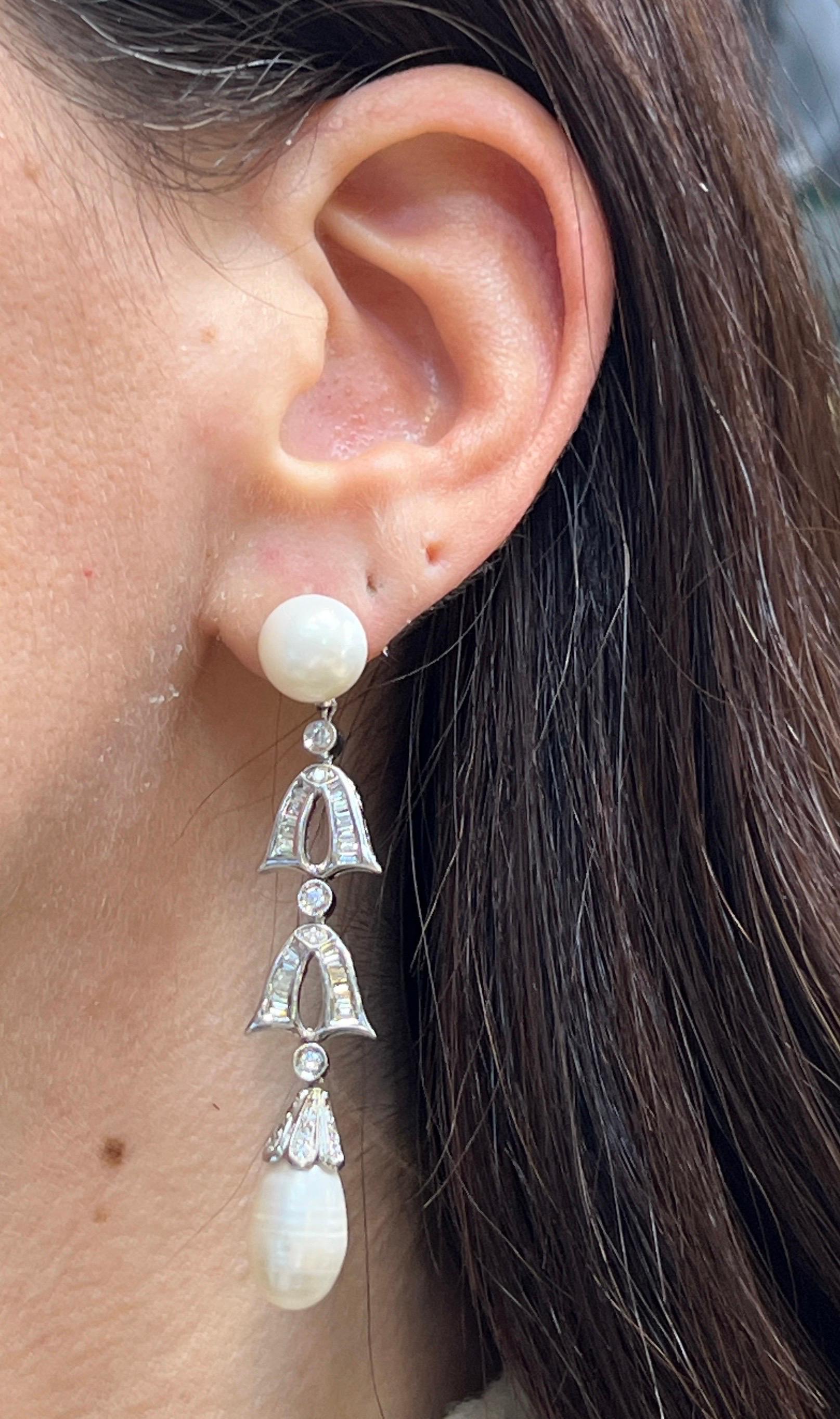 Orecchini di perle e diamanti

Un paio di orecchini in oro bianco con due bottoni e due perle, impreziositi da diamanti rotondi e baguette.

Peso approssimativo dei diamanti: 2,40 carati
Lunghezza approssimativa:  2,50 pollici
Tipo di schienale: