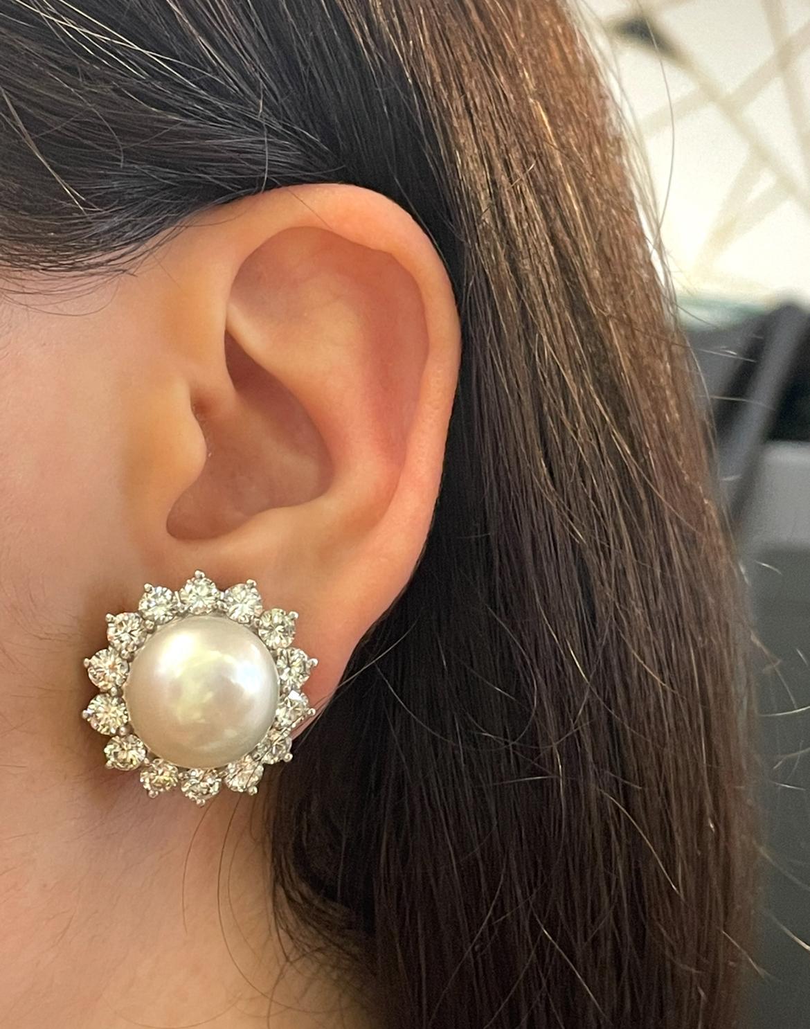 South Sea Pearl and Diamond Earrings

Floral motif diamond earrings set with two South Sea pearls, each accented by a halo of round cut diamonds.

Total Approximate Diamond Weight: 7.12 carats 
Approximate Diameter:  1 inch
Back Type: Clip-on 
Metal