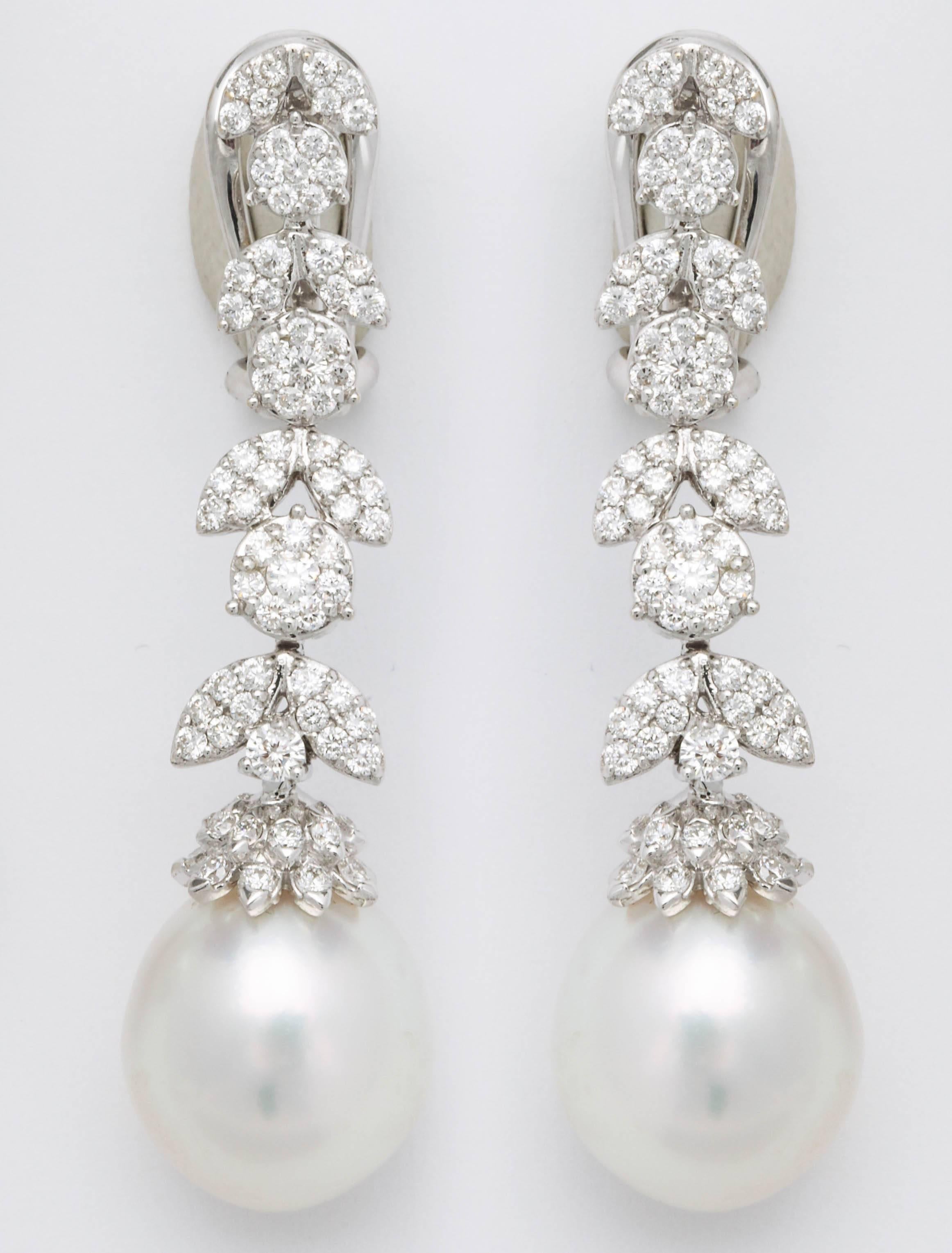 Perlen- und Diamant-Ohrringe (Rundschliff) im Angebot