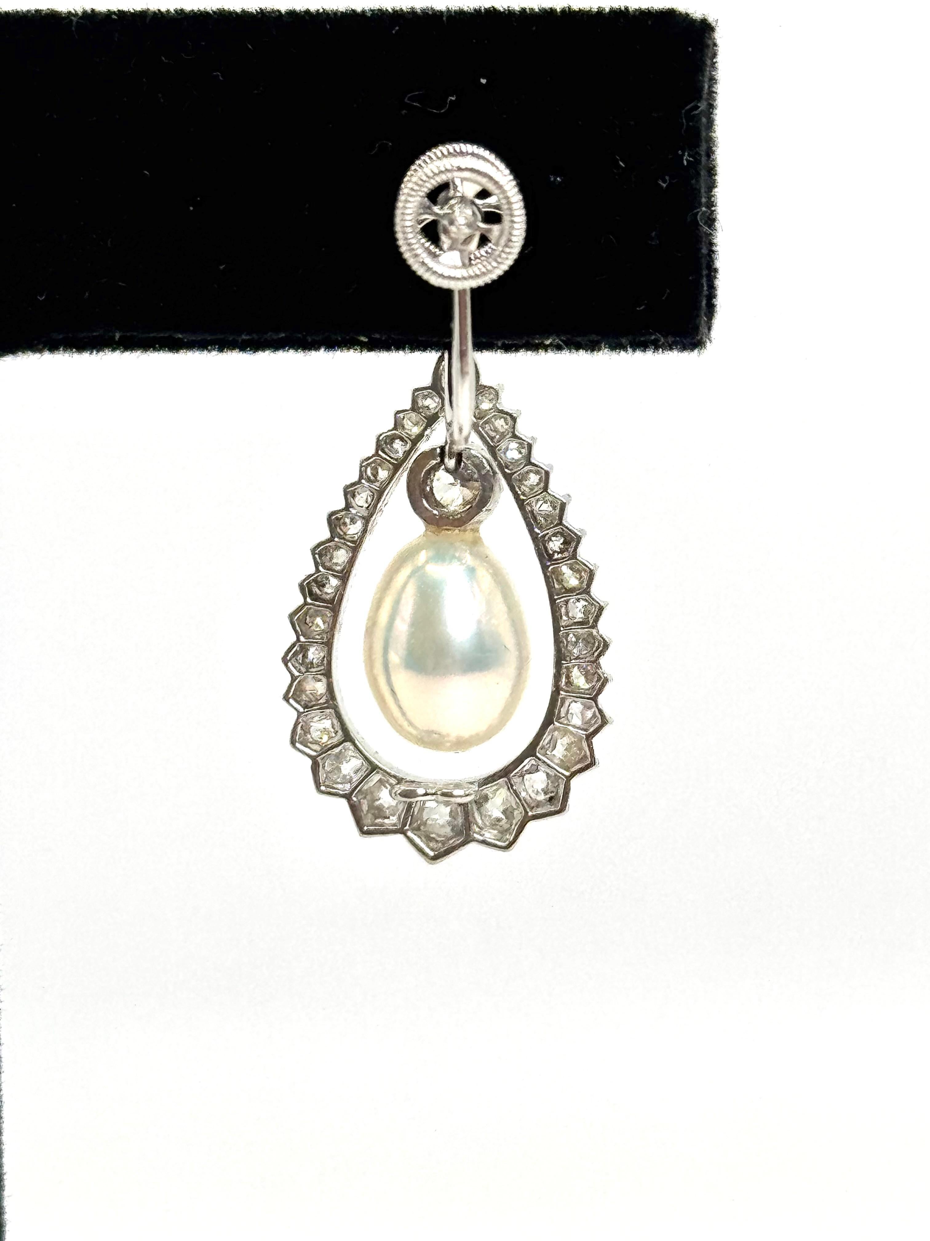 Taglio a goccia Orecchini di platino con perle e diamanti a forma di pera in vendita