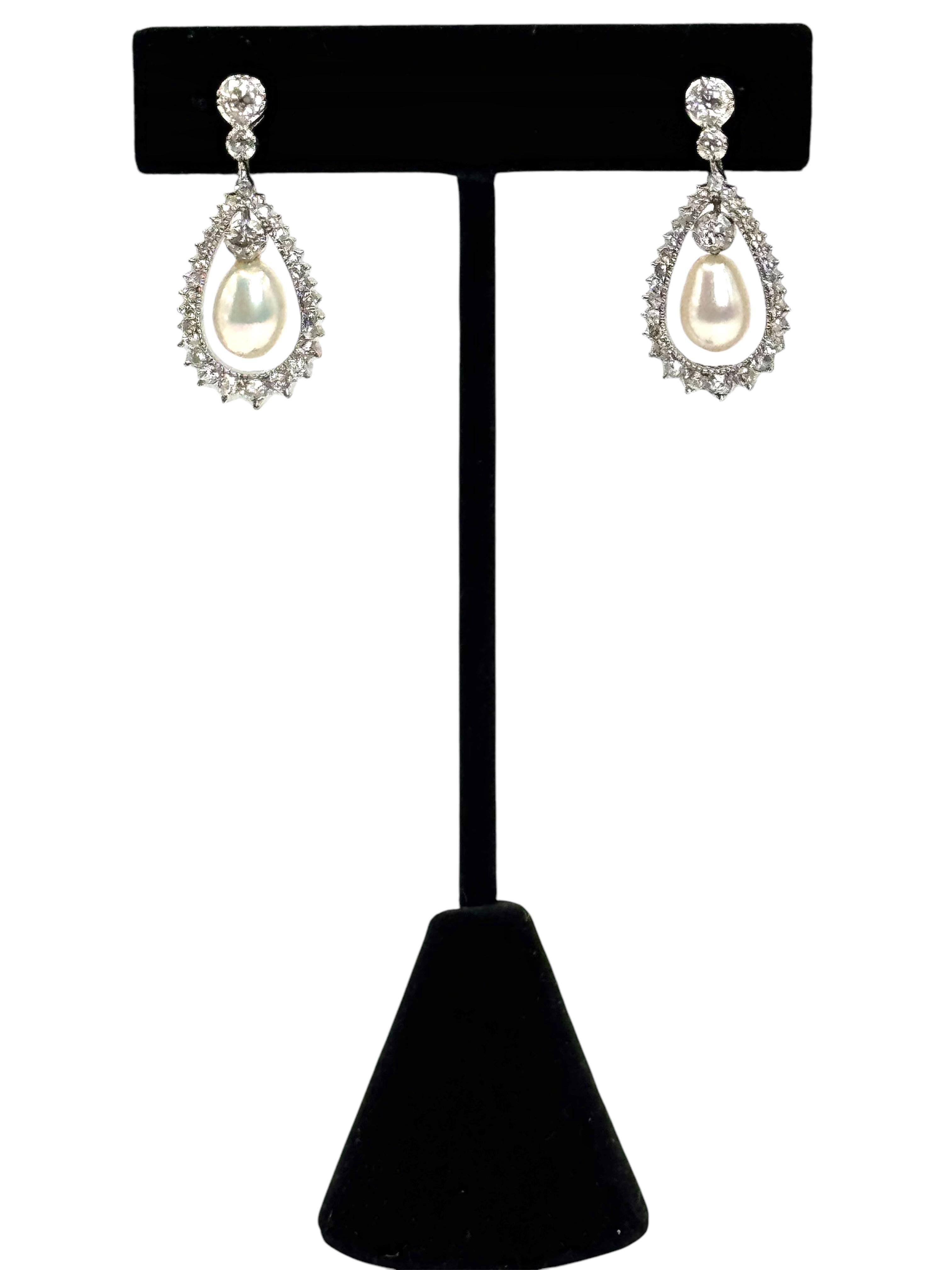 Orecchini di platino con perle e diamanti a forma di pera In condizioni ottime in vendita a Great Neck Plaza, NY