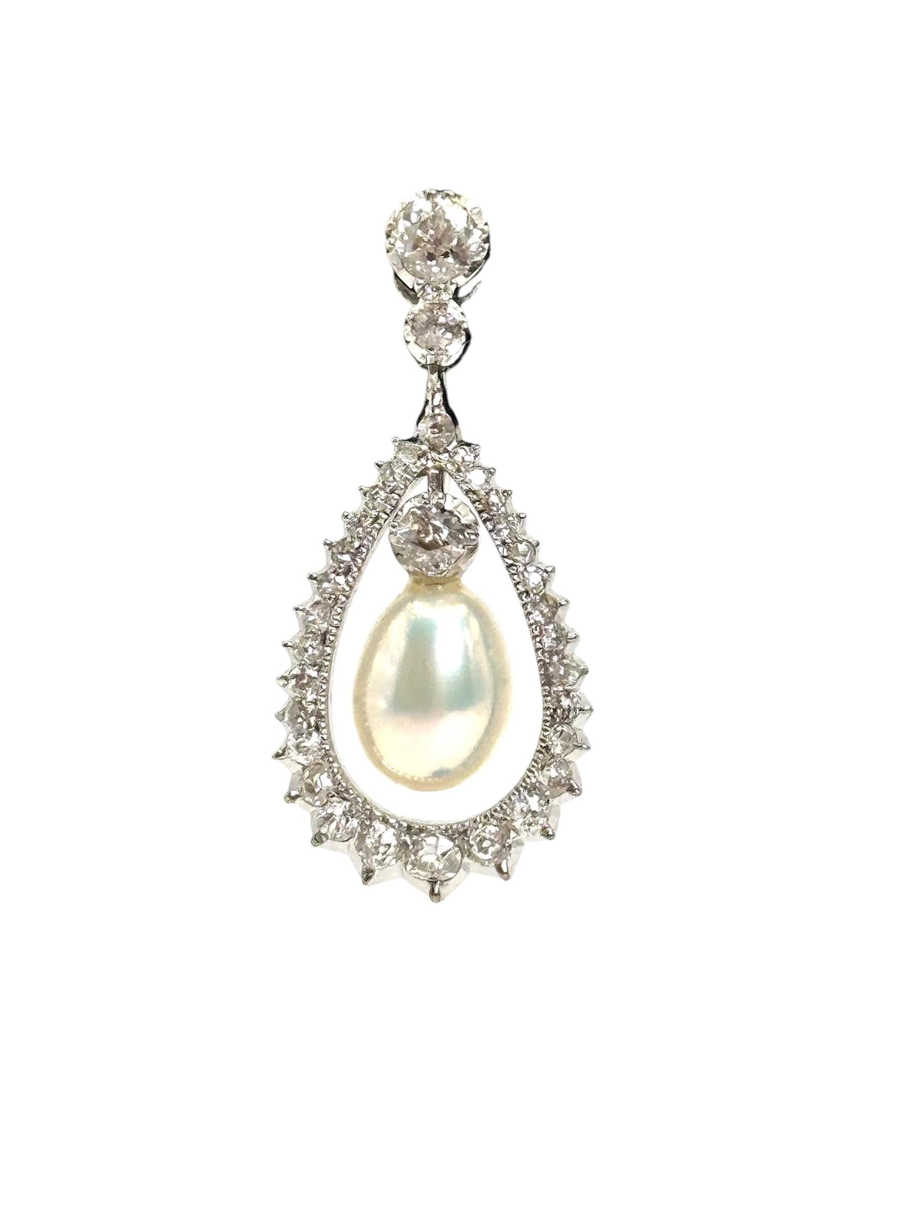 Donna Orecchini di platino con perle e diamanti a forma di pera in vendita