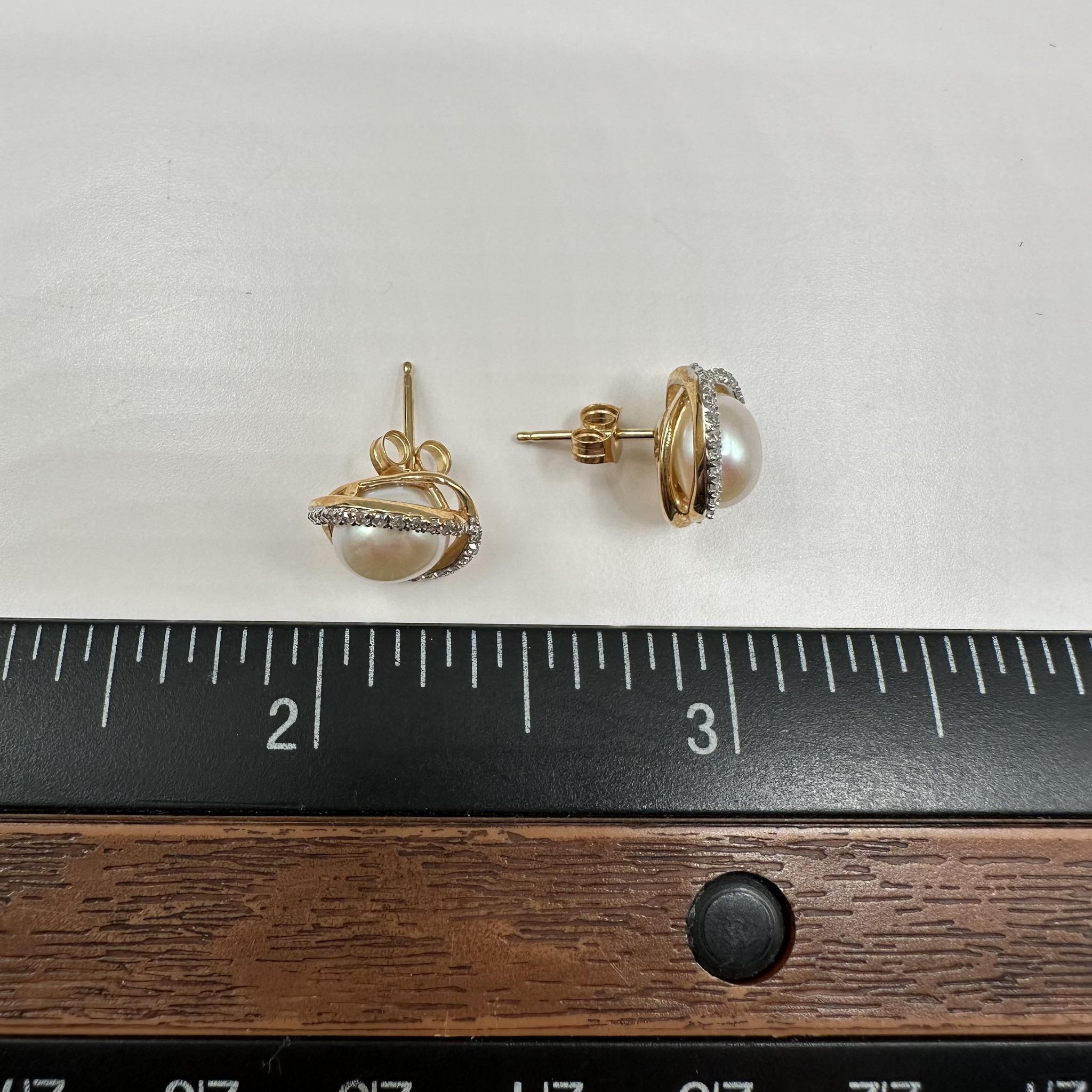 Boucles d'oreilles perles et diamants en or jaune 10kt - Perles rondes de 7mm, 0.18ctw Dia Pour femmes en vente