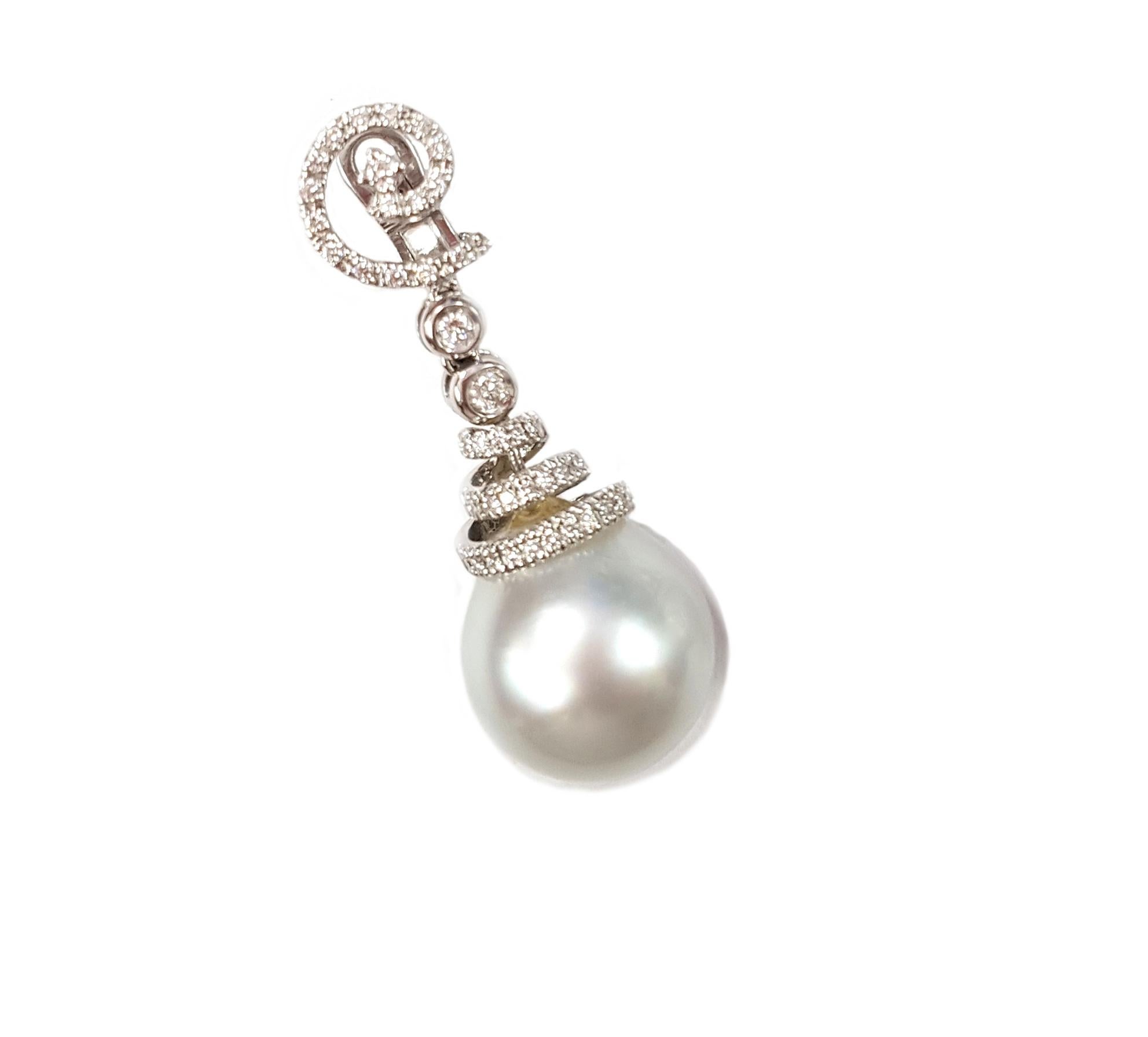 These gorgeous earrings feature a pair of natural large Australian pearls and a spiral design of 18-karat white gold set with white diamonds. Hand-made using traditional methods, this singular design has been designed and produced in Palermo, Sicily