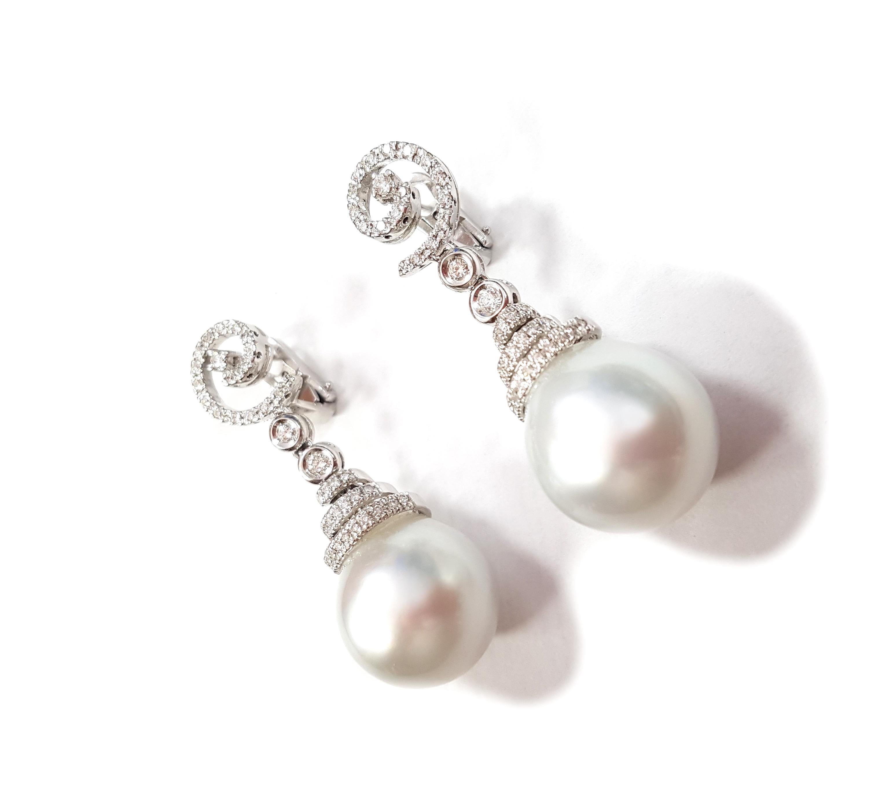 Contemporain 21e siècle Boucles d'oreilles pendantes en or blanc 18 carats perles australiennes et diamants en vente