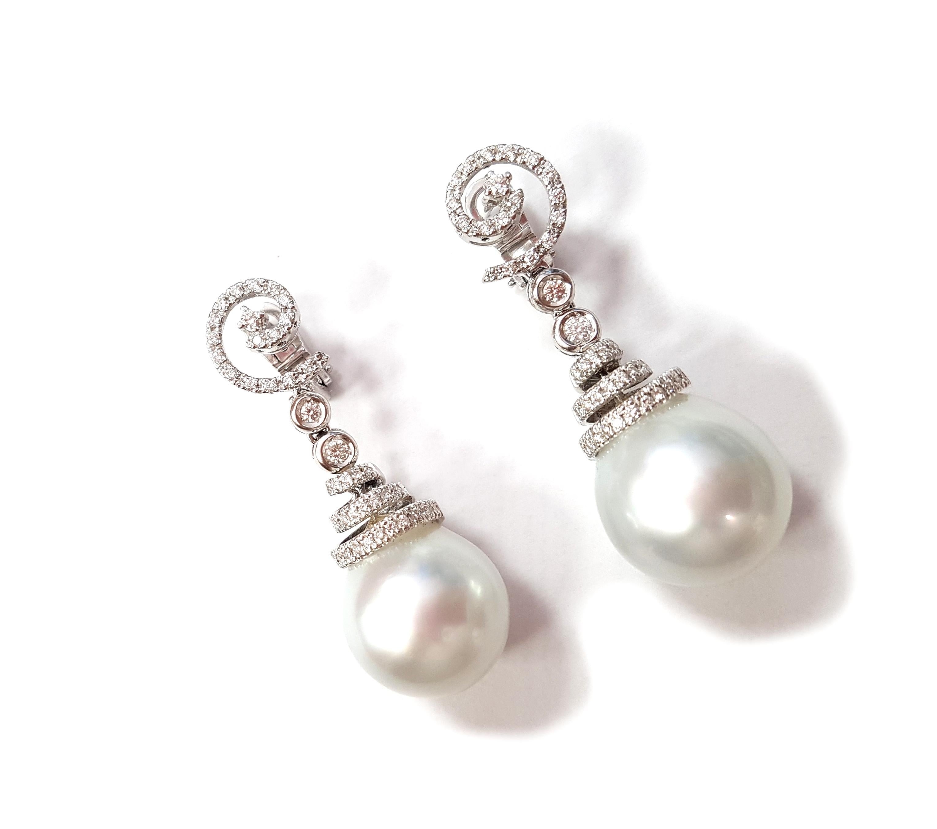 Taille ronde 21e siècle Boucles d'oreilles pendantes en or blanc 18 carats perles australiennes et diamants en vente