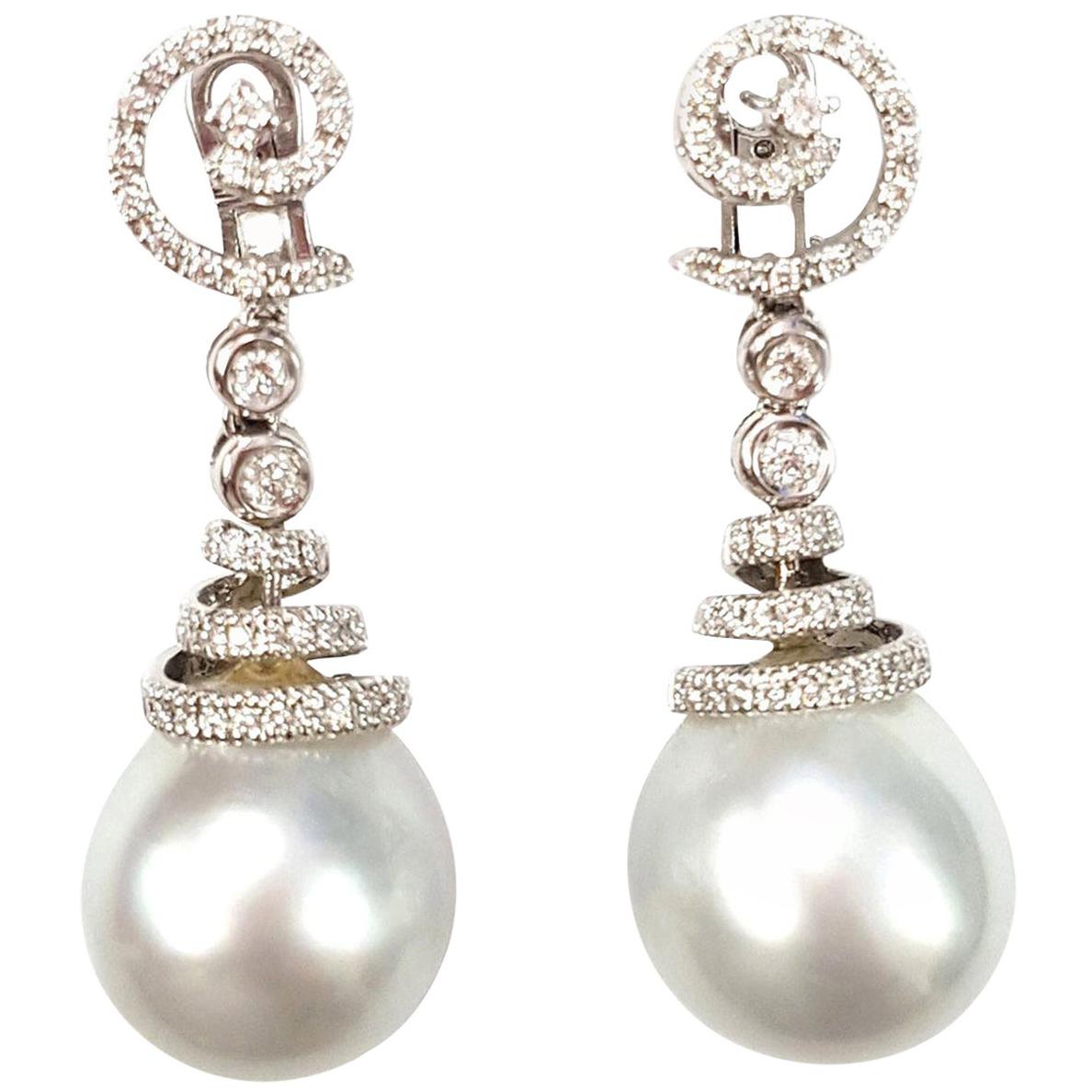 21e siècle Boucles d'oreilles pendantes en or blanc 18 carats perles australiennes et diamants en vente