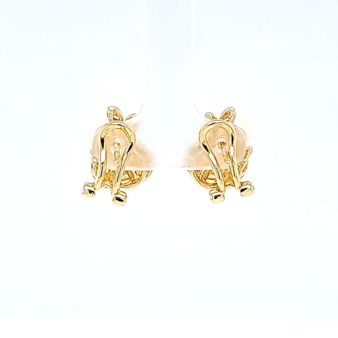 Pearl and Diamond Earrings in Yellow Gold In Good Condition For Sale In Coral Gables, FL
