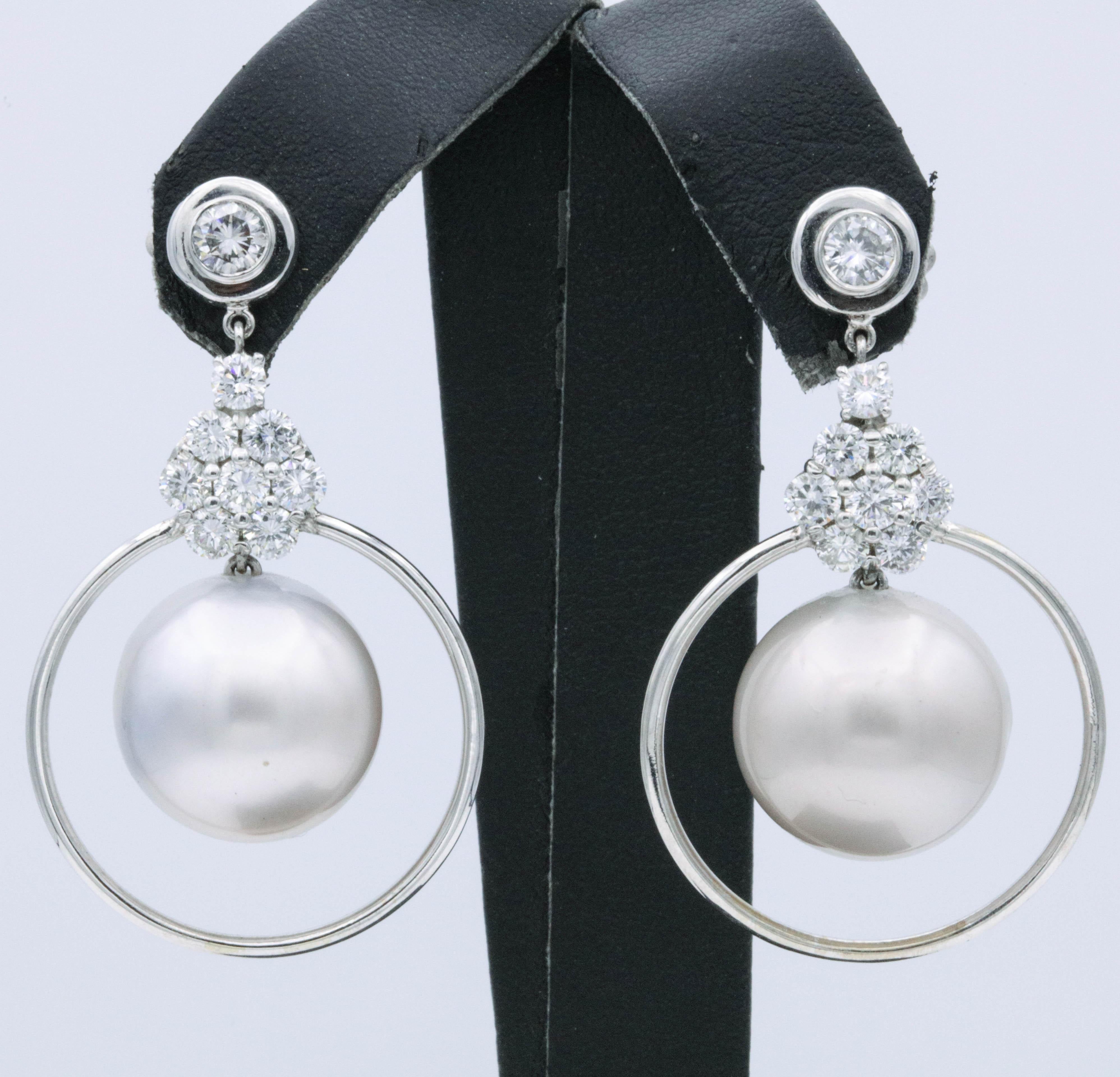 Boucle d'oreille fleurie en or blanc 14k, perles et diamants, composée de 16 brillants ronds pesant 2,21 carats. 
Couleur : G-H
Clarté : SI
