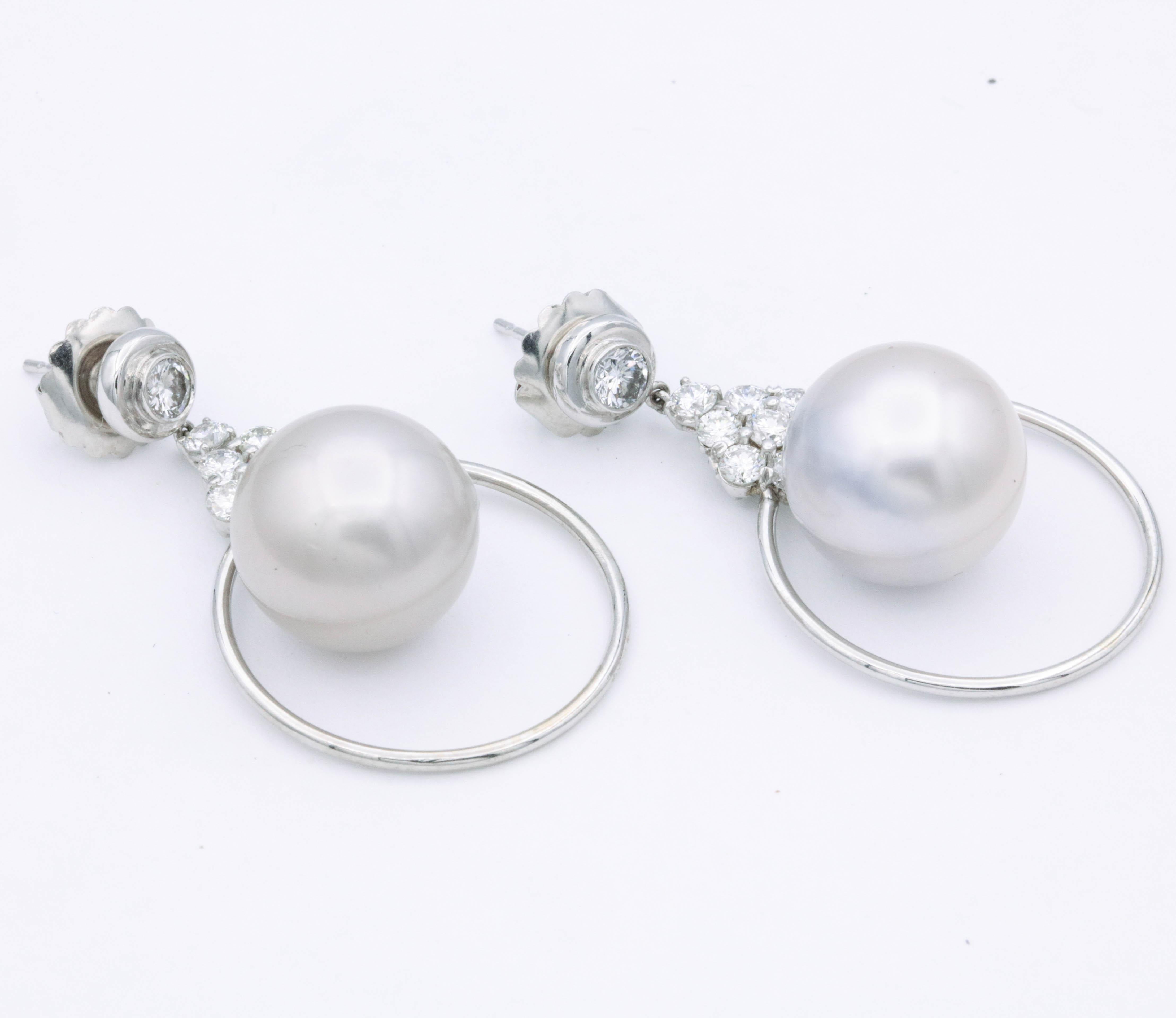 Créoles florales pendantes en or blanc 14 carats avec perles et diamants 2,21 carats Neuf - En vente à New York, NY