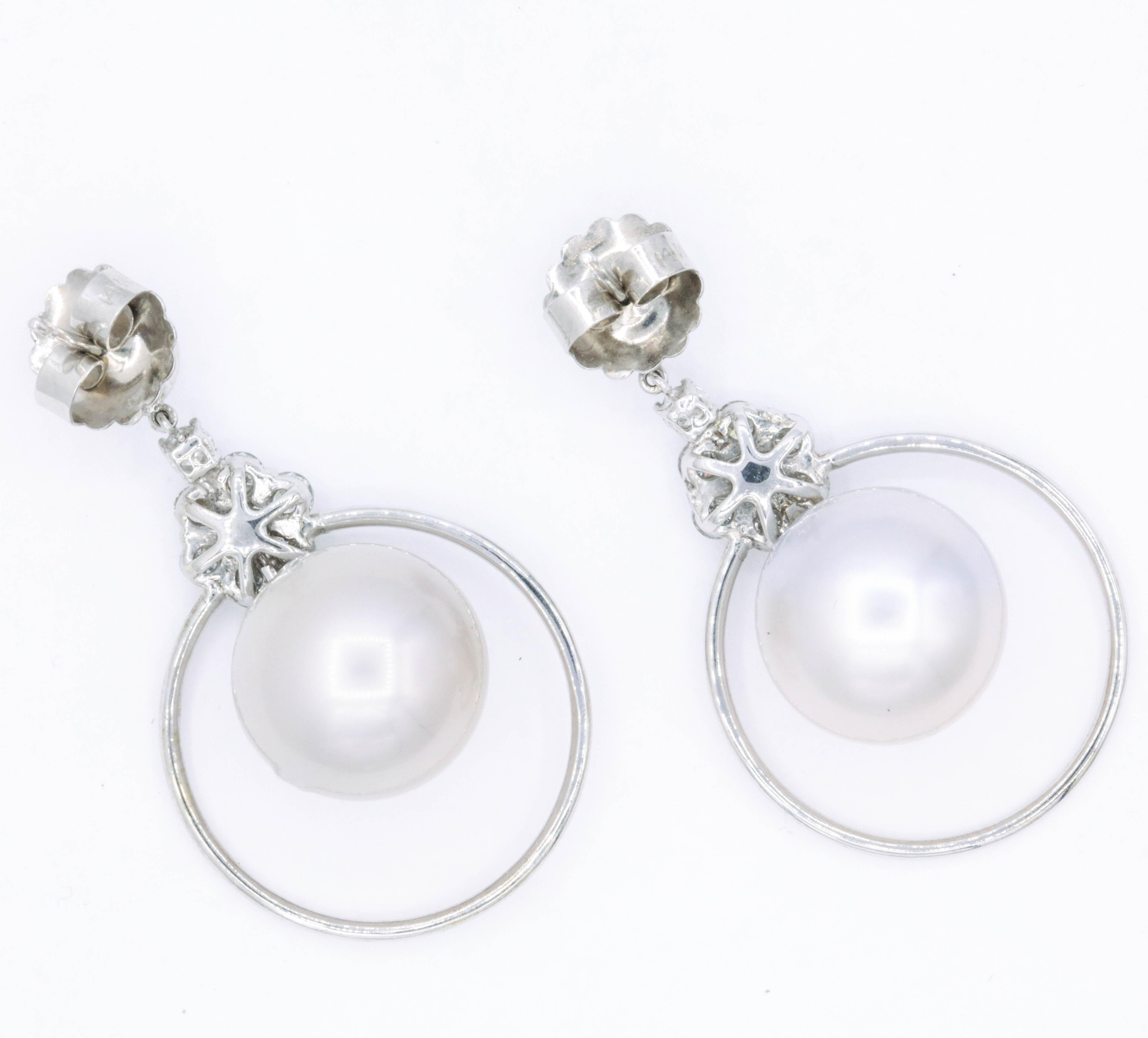 Créoles florales pendantes en or blanc 14 carats avec perles et diamants 2,21 carats Pour femmes en vente