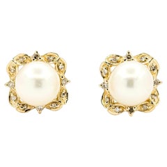 Boucles d'oreilles à clous à motif floral, ornées de perles et de diamants, en or jaune 14 carats