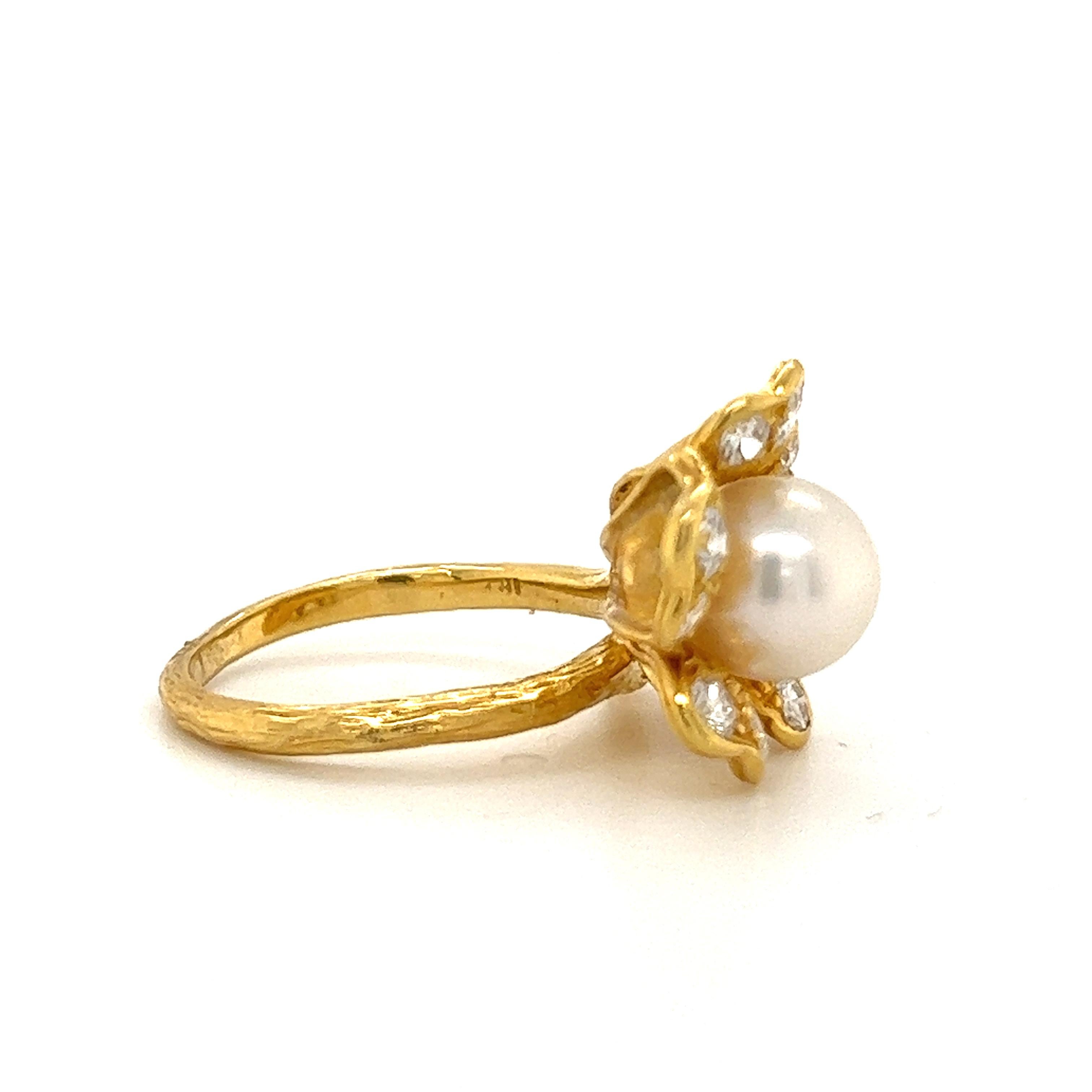 Pearl and Diamond Flower Ring In New Condition For Sale In Scottsdale, AZ
