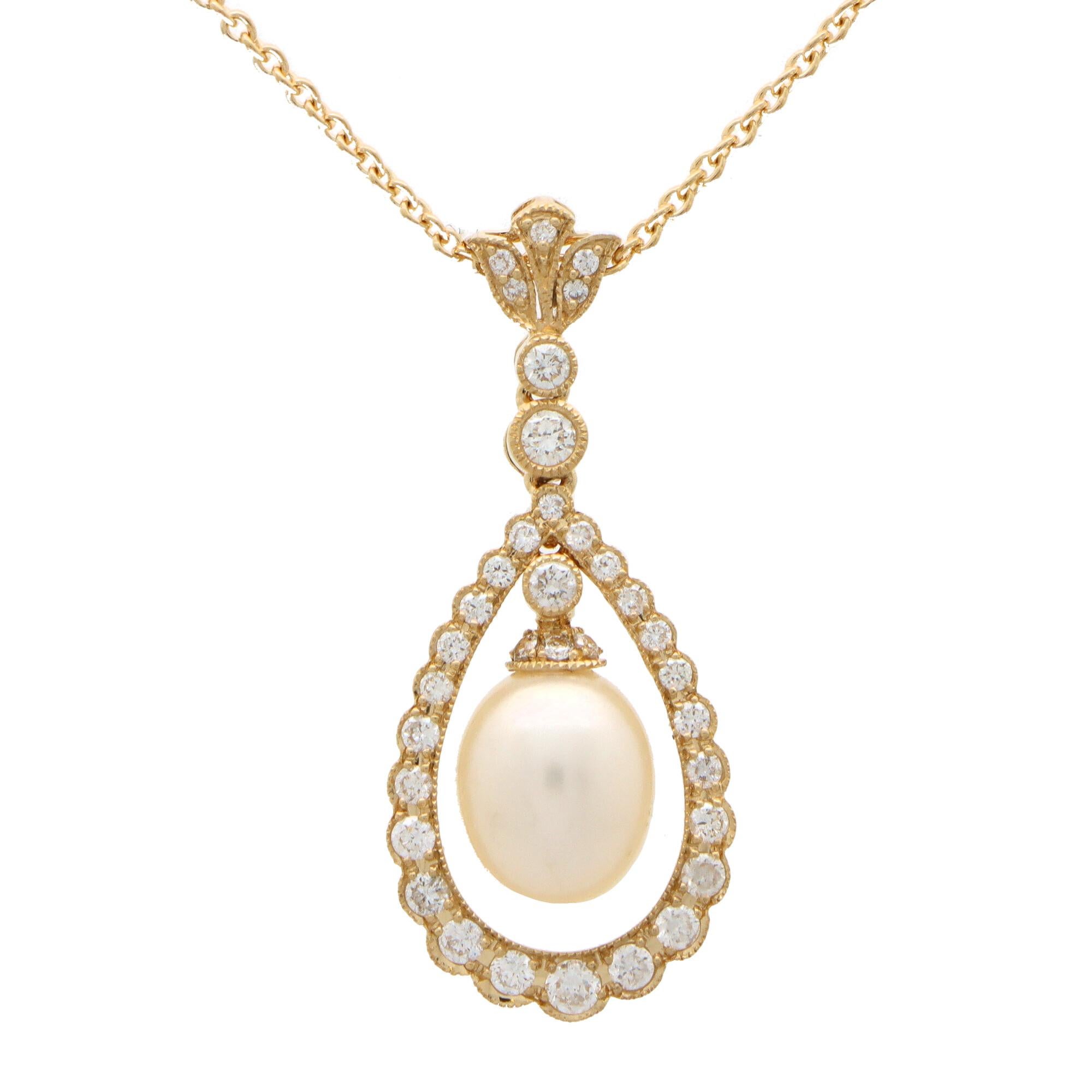  Pearl and Diamond Garland Pendant Necklace Set in 18k Yellow Gold In Excellent Condition For Sale In London, GB
