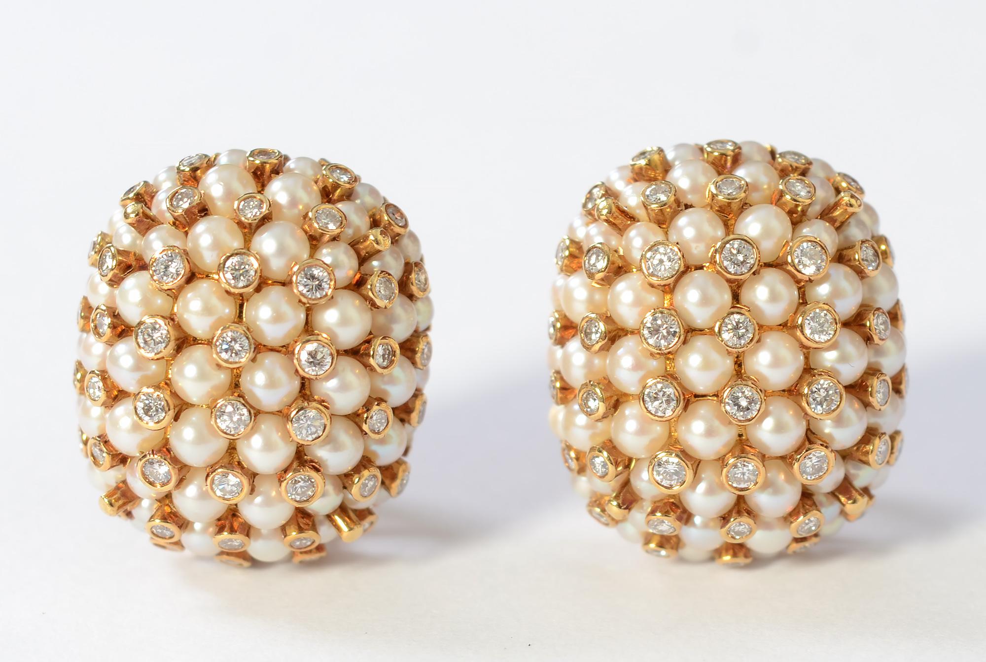 Schicke Perlenohrringe, die mit Diamanten durchsetzt sind, um ihnen einen schönen Glanz zu verleihen. Die Ohrringe sind 13/16