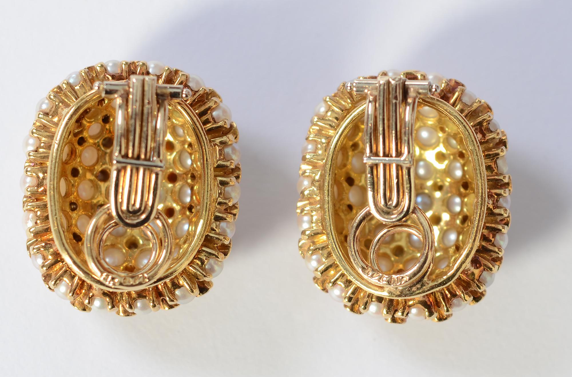 Taille ronde Boucles d'oreilles en or avec perles et diamants en vente