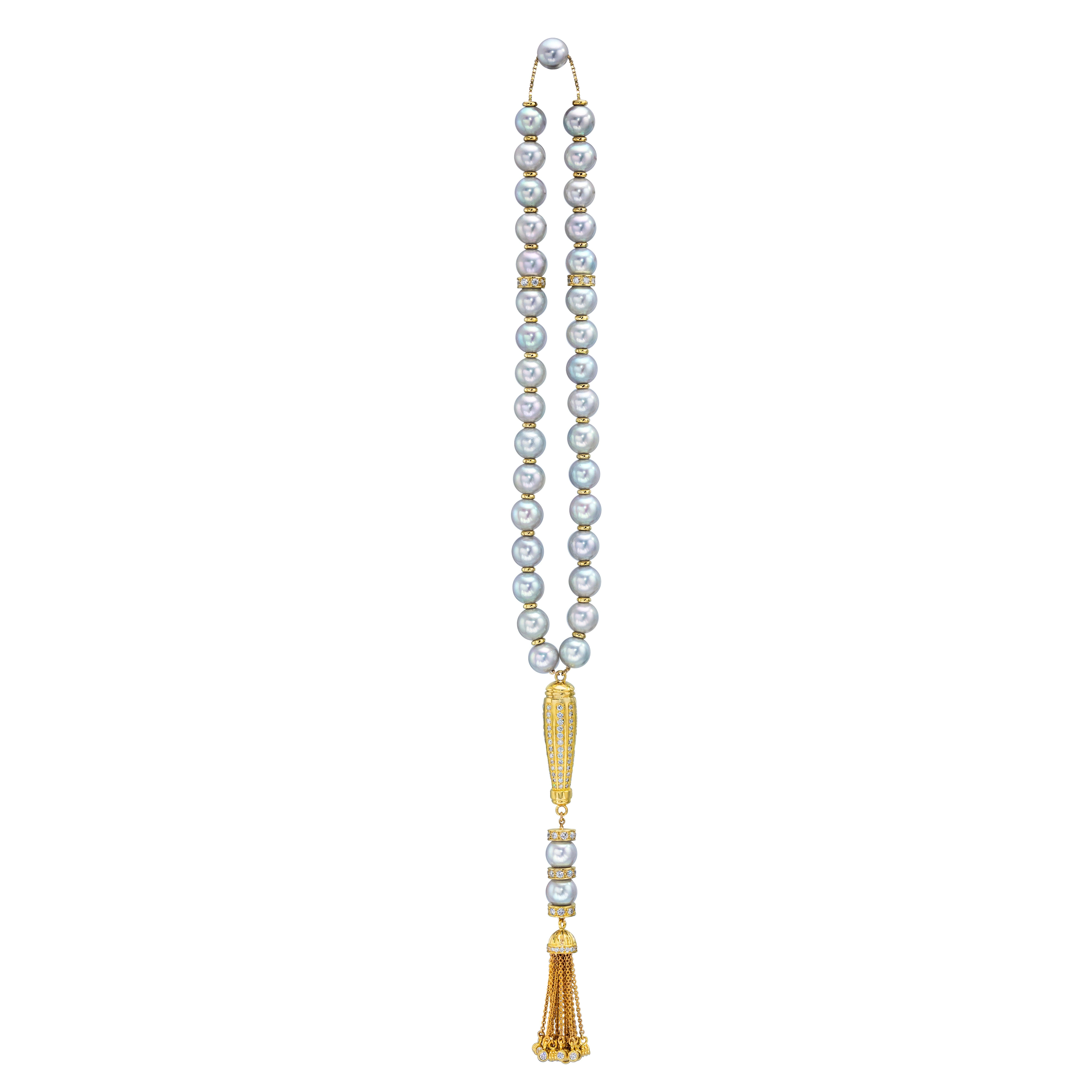 De magnifiques perles de prière pour l'homme traditionnel et élégant.
Composé de 33 perles Akoya gris clair. Couleur très difficile à trouver.
Montée en or jaune 18 carats avec 201 diamants ronds brillants pesant 2.51 carats.
Fabriqué de manière