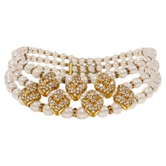 Mehrreihige Halskette mit Perlen und Diamanten am Halsband