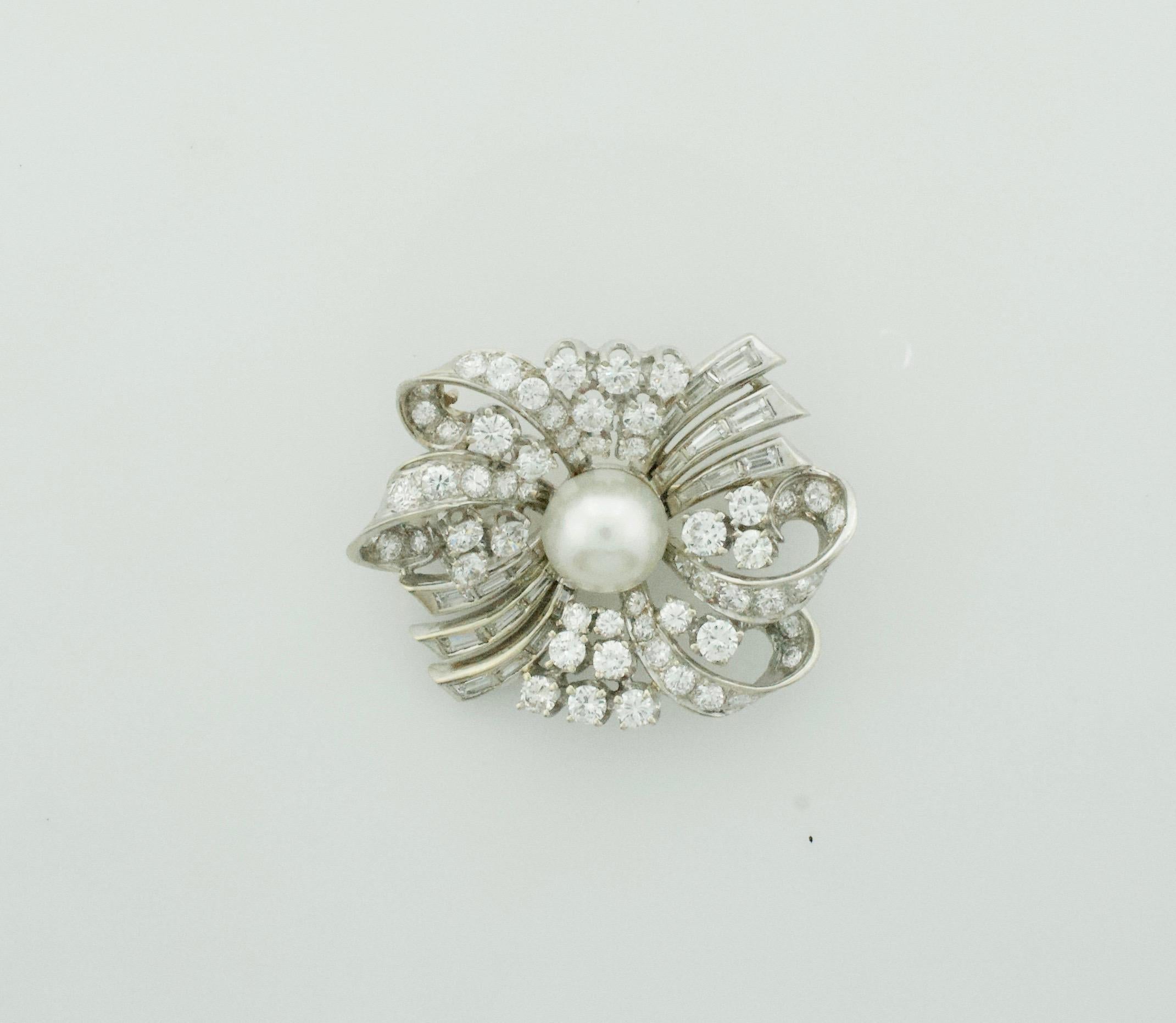 Collier de perles et de diamants, broche en or blanc 5,35 carats, c. 1950 Excellent état - En vente à Wailea, HI