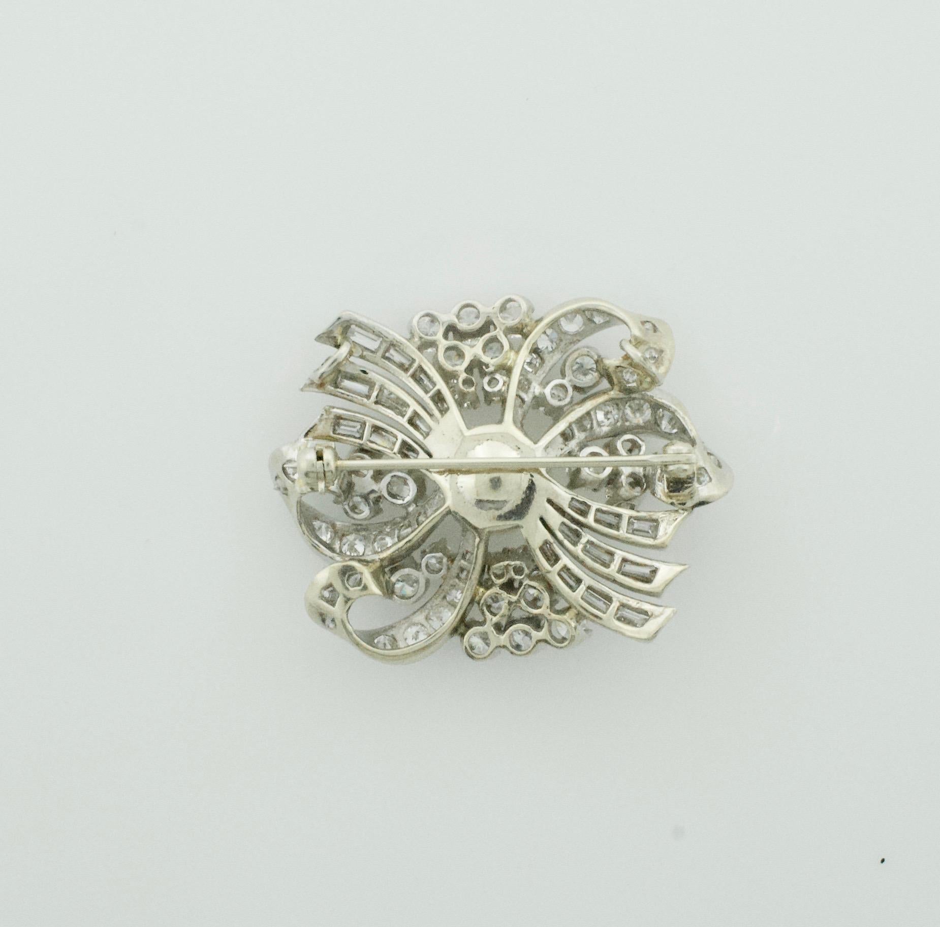 Collier de perles et de diamants, broche en or blanc 5,35 carats, c. 1950 Unisexe en vente